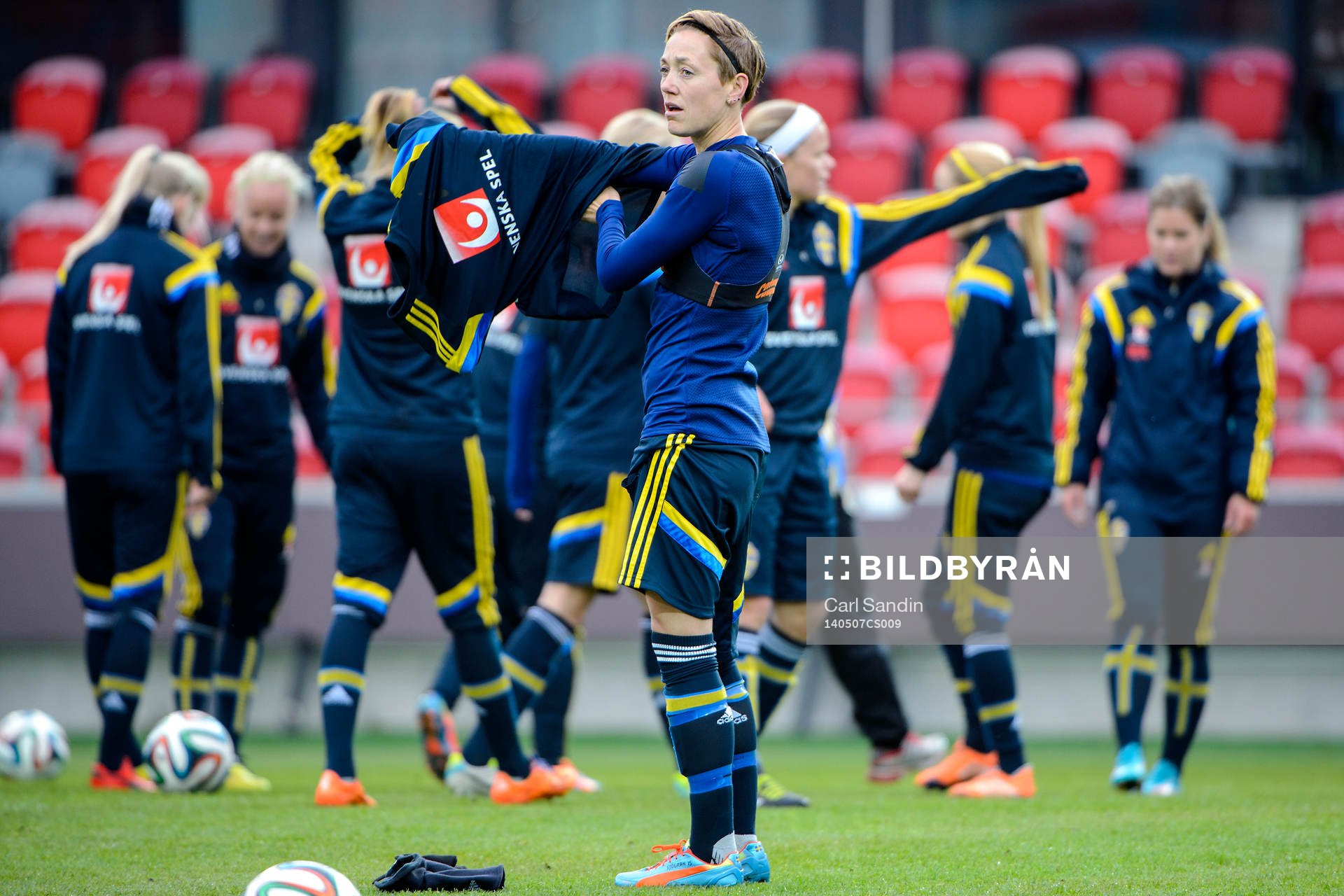Sveriges Therese Sjögran tar på sig en tröja