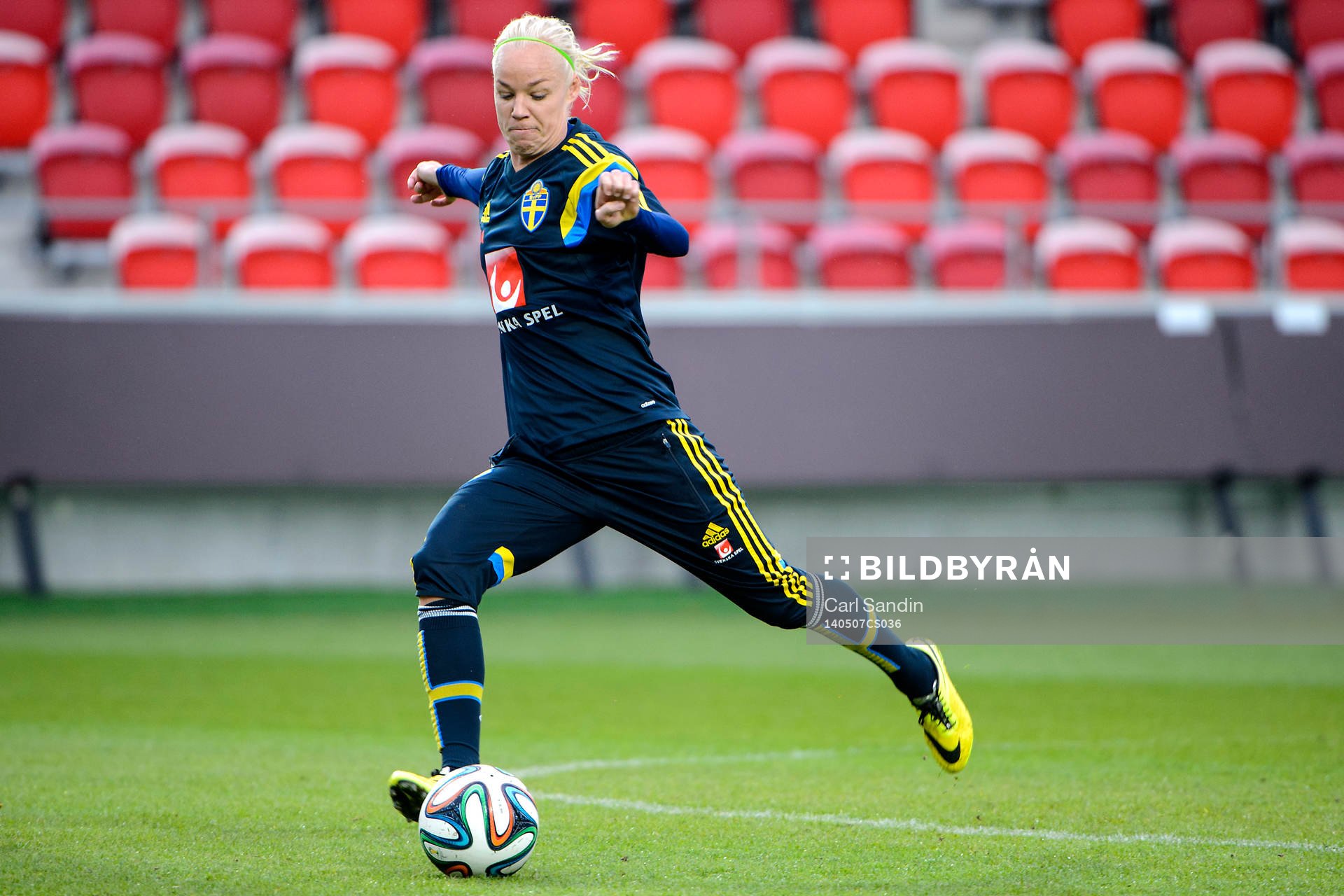 Sveriges Caroline Seger laddar för skott