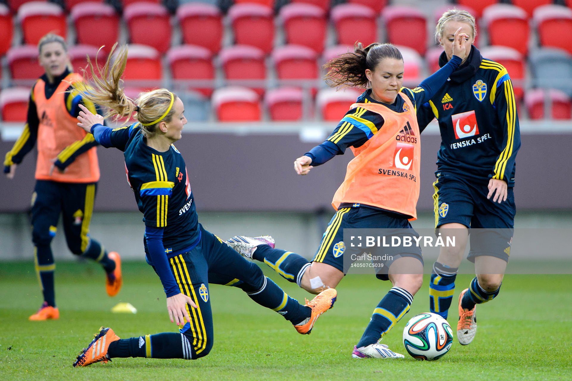 Sveriges Kosovare Asllani går ini en närkamp med Emilia