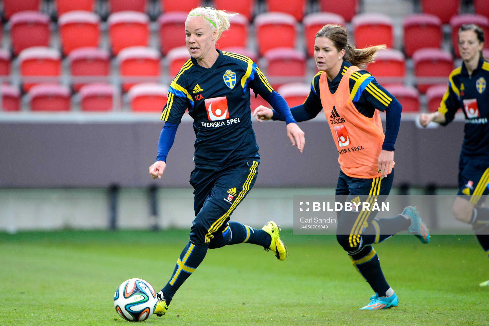 Sveriges Caroline Seger jagas av Hanna Folkesson