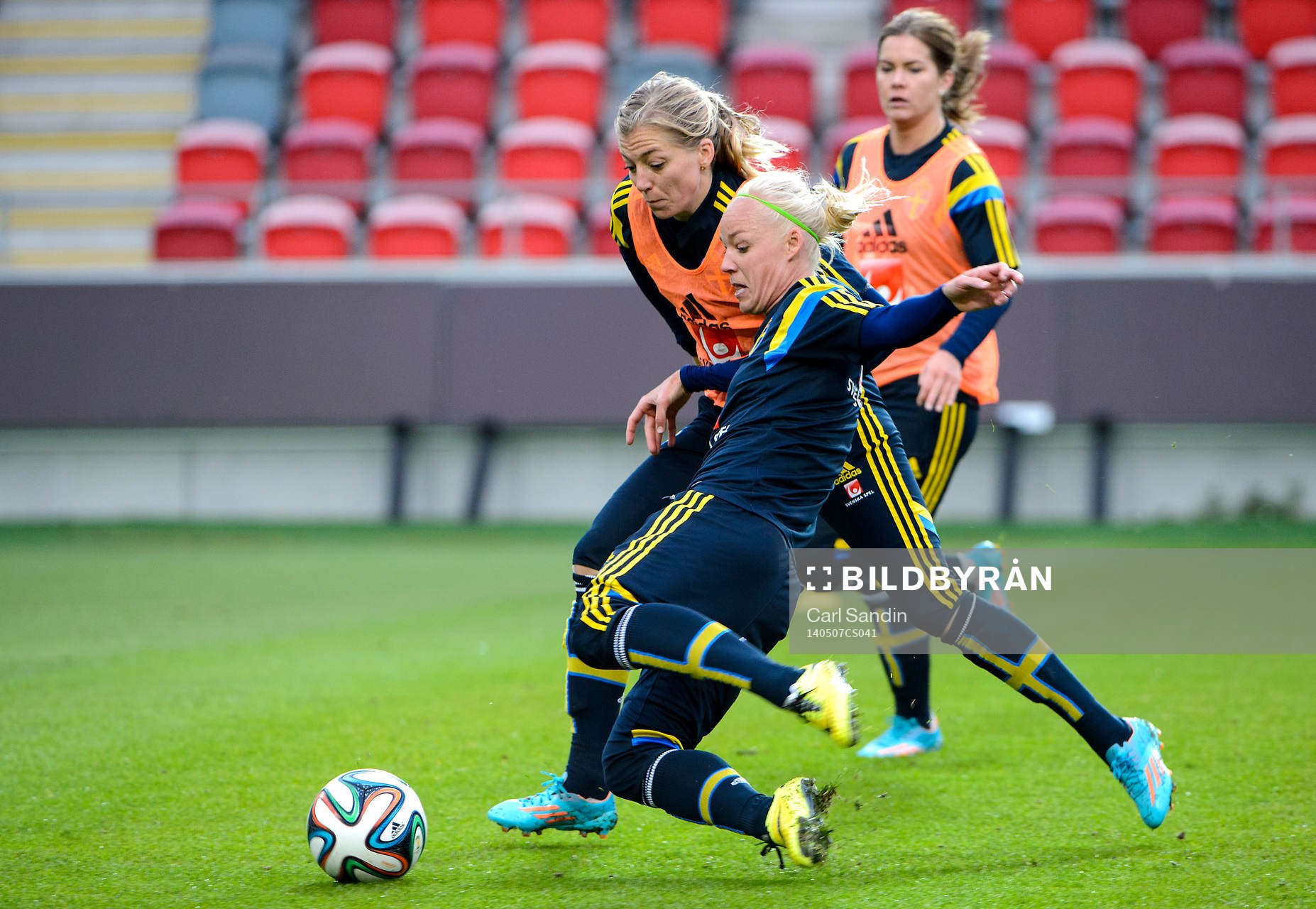 Sveriges Caroline Seger i närkamp med Linda Sembrant under en träning inför VM-kvalmatchen mot Nordirland den 7 maj 2014 i Växjö.