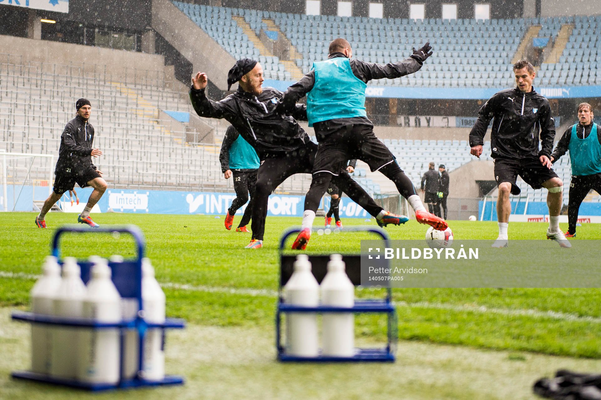 Malmö FFs Magnus Eriksson och Guillermo Molins under Malmö FFs träning inför derbyt mot Helsingborg den 7 maj 2014 i Malmö.