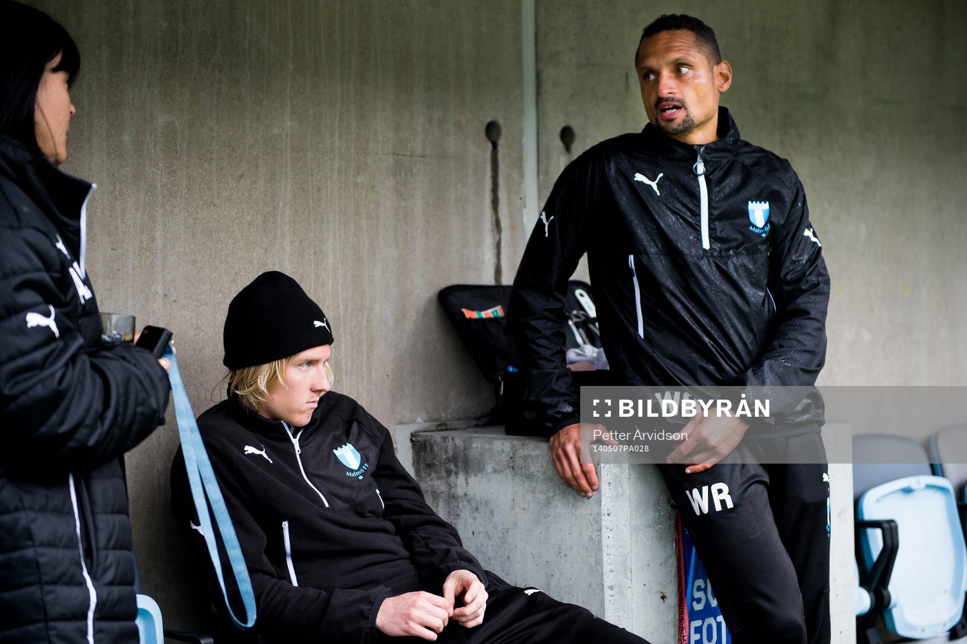 Malmö FFs naprapat Wilner Registre och Simon Kroon under Malmö FFs träning inför derbyt mot Helsingborg den 7 maj 2014 i Malmö.