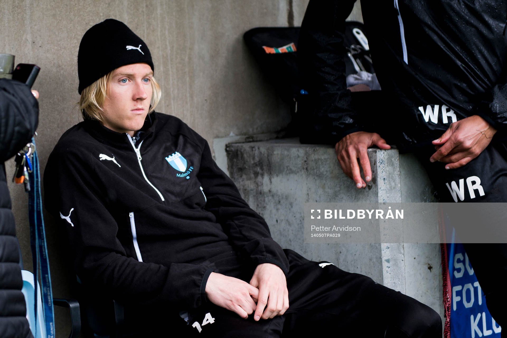 Malmö FFs Simon Kroon tittar på under Malmö FFs träning inför derbyt mot Helsingborg den 7 maj 2014 i Malmö.