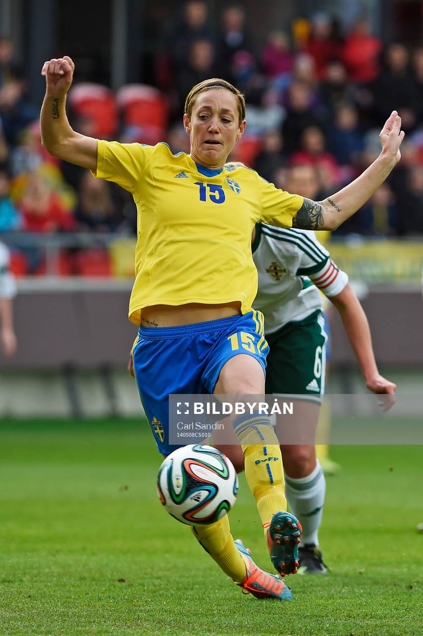 Sveriges Therese Sjögran gör 1-0under fotbollsmatchen i