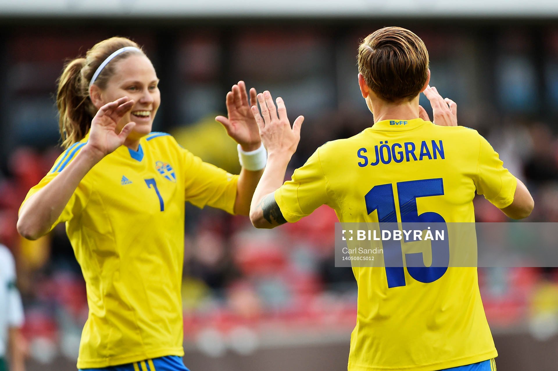 Sveriges Lisa Dahlkvist och Therese Sjögran jublar