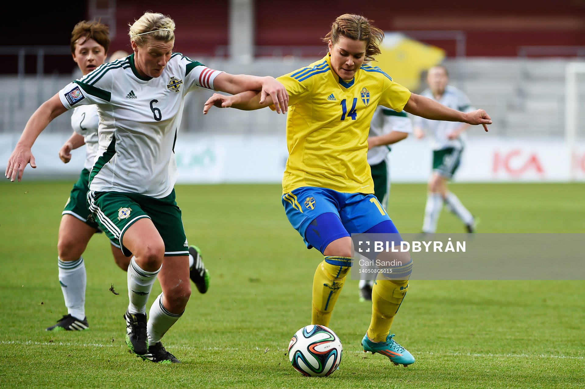 Nordirlands Ashley Hutton och Sveriges Hanna Folkesson