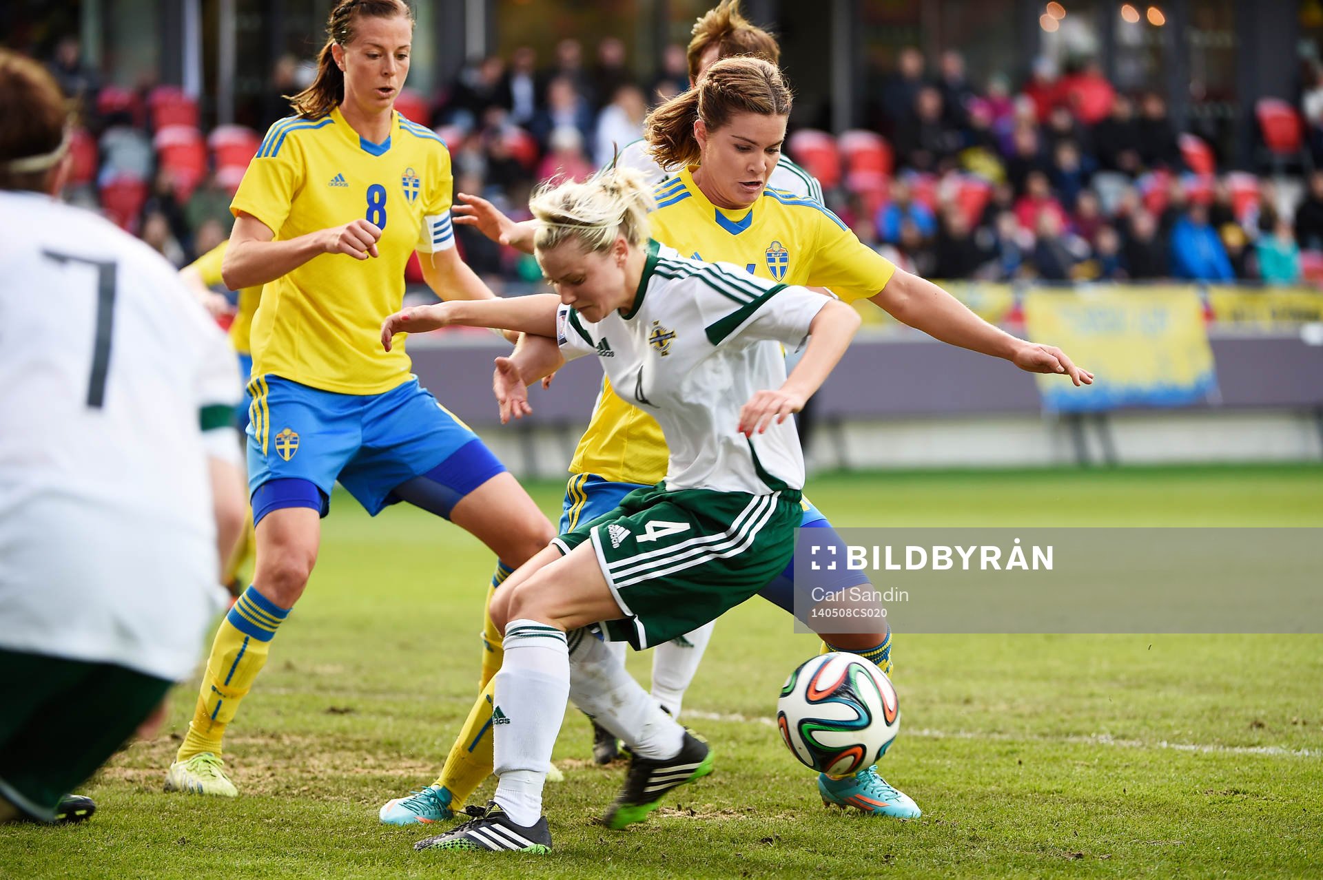 Nordirlands Nadene Caldwell och Sveriges Lotta Schelin och