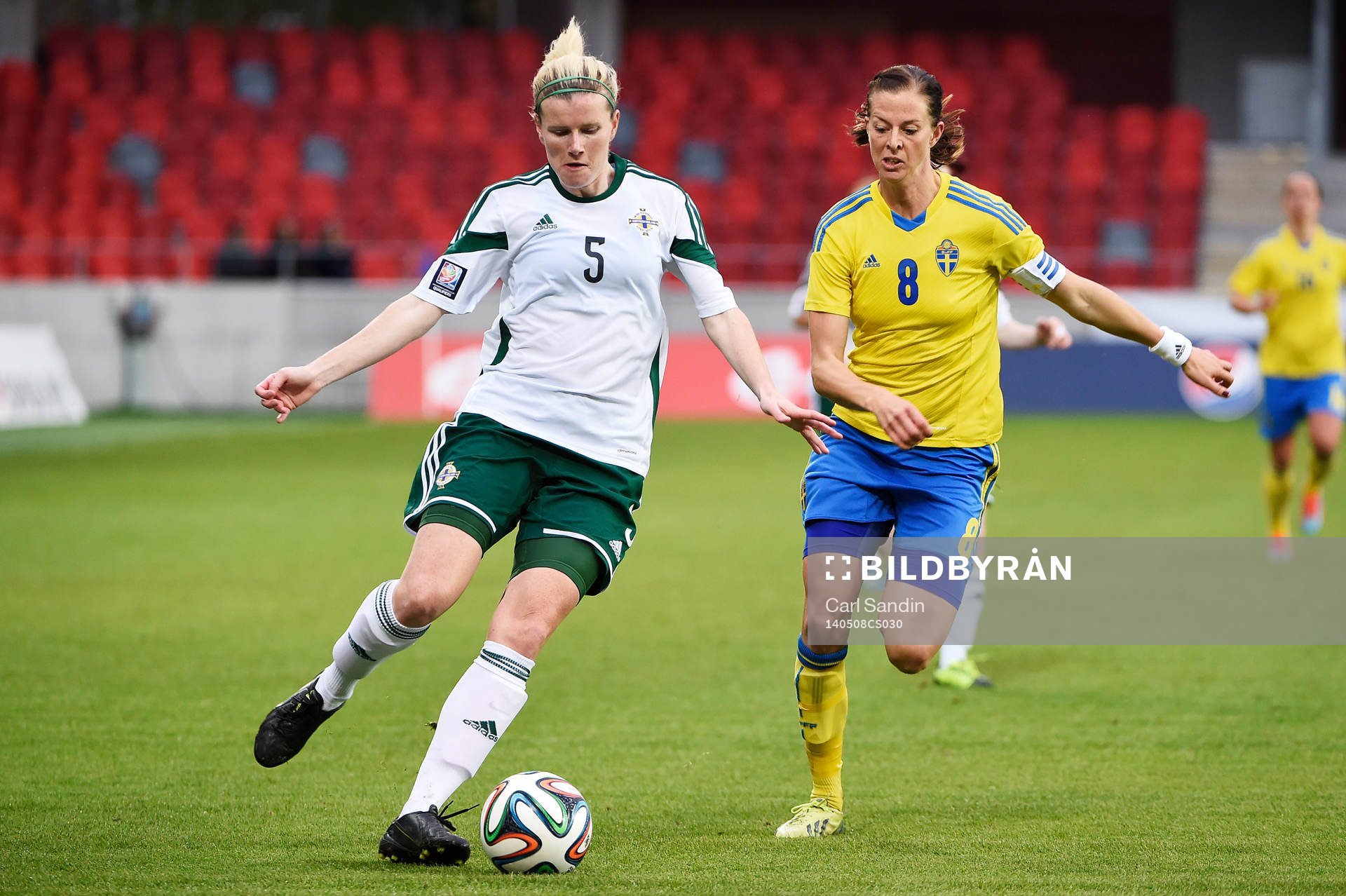 Nordirlands Julie Nelson och Sveriges Lotta Schelin