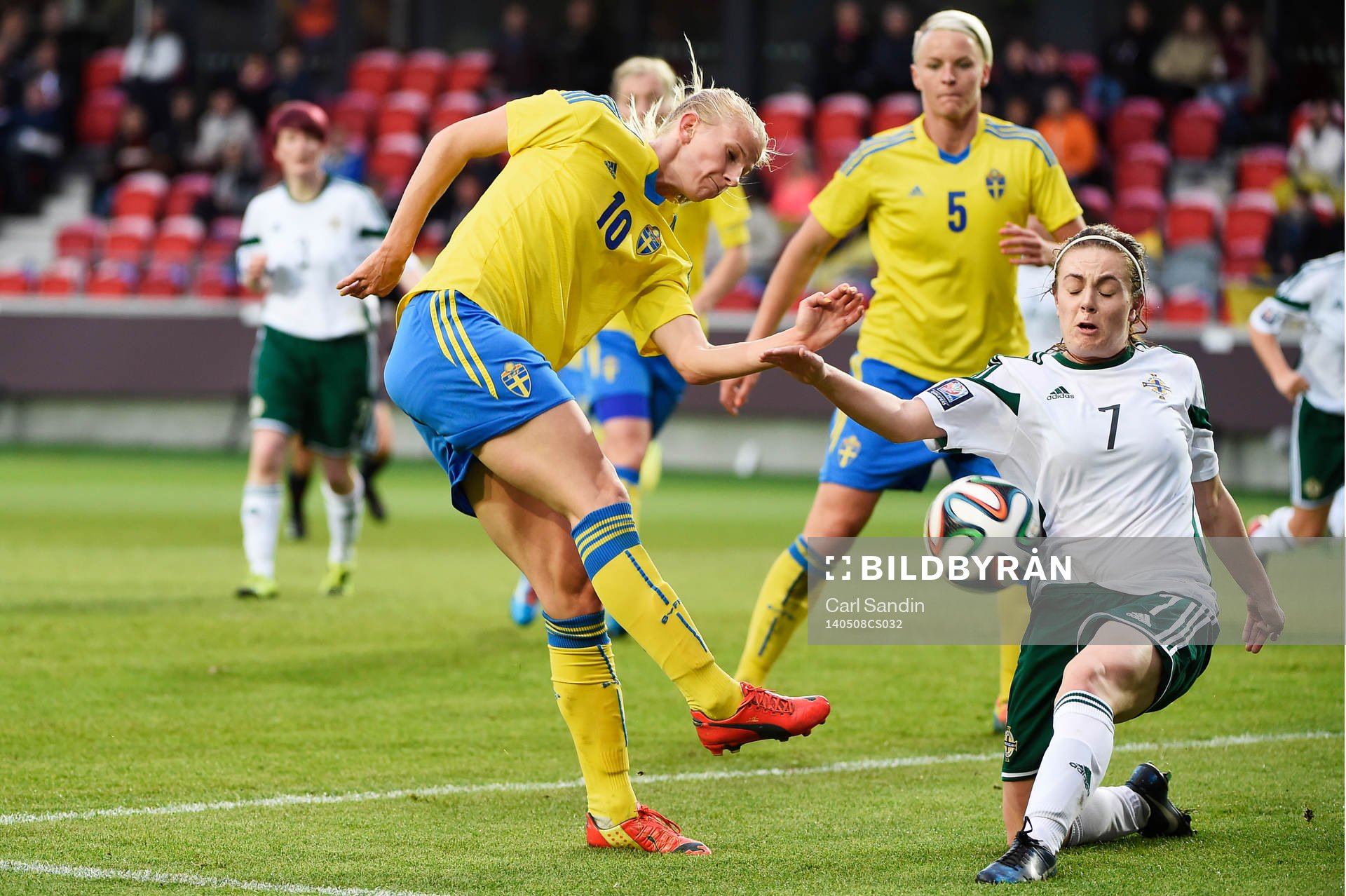 Sveriges Sofia Jakobsson och Nordirlands Simone Magill under fotbollsmatchen i VM-kvalet mellan Sverige och Nordirland den 8 maj 2014 i Växjö.