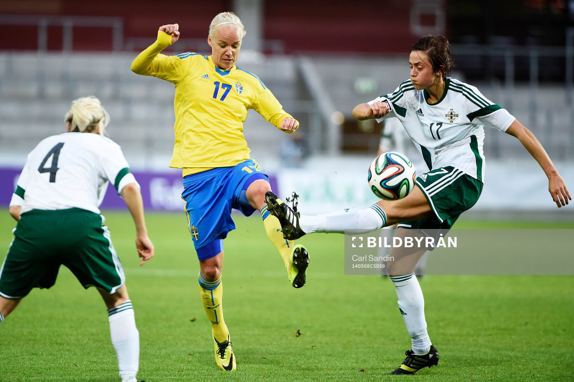 Sveriges Caroline Seger och Nordirlands Nadene Caldwell och Kendra McMullan under fotbollsmatchen i VM-kvalet mellan Sverige och Nordirland den 8 maj 2014 i Växjö.