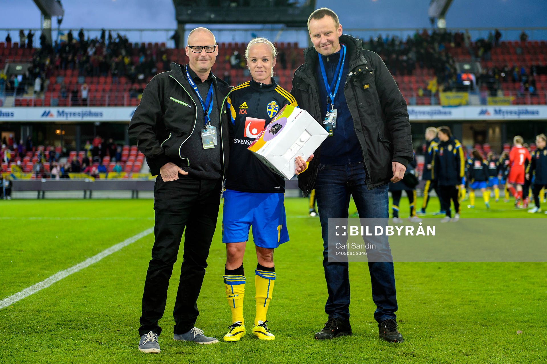 Matchens lirare i Sverige, Caroline Seger, får pris av ICA