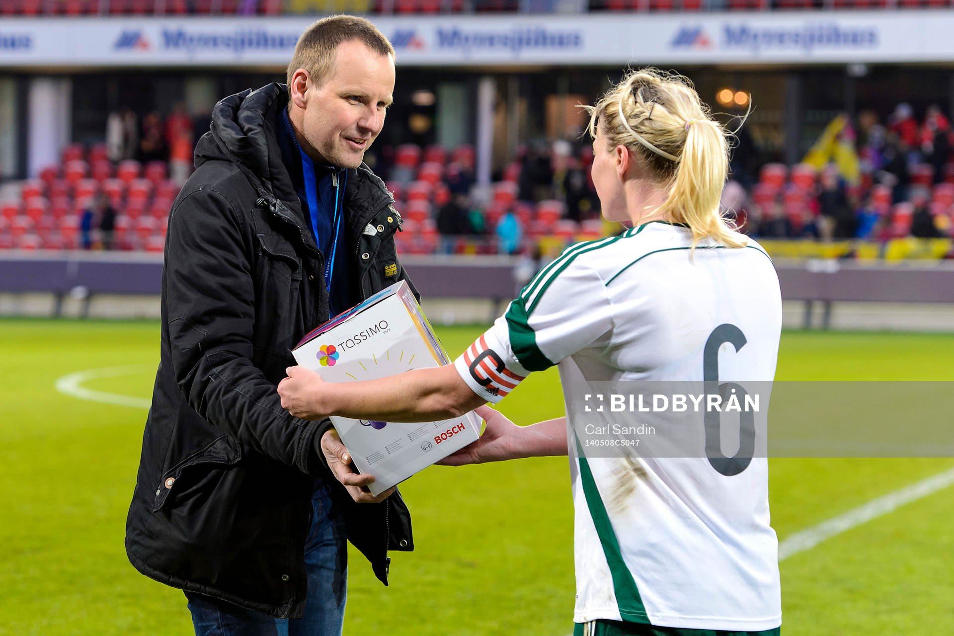 Matchens lirare i Nordirland, Ashley Hutton, får pris av