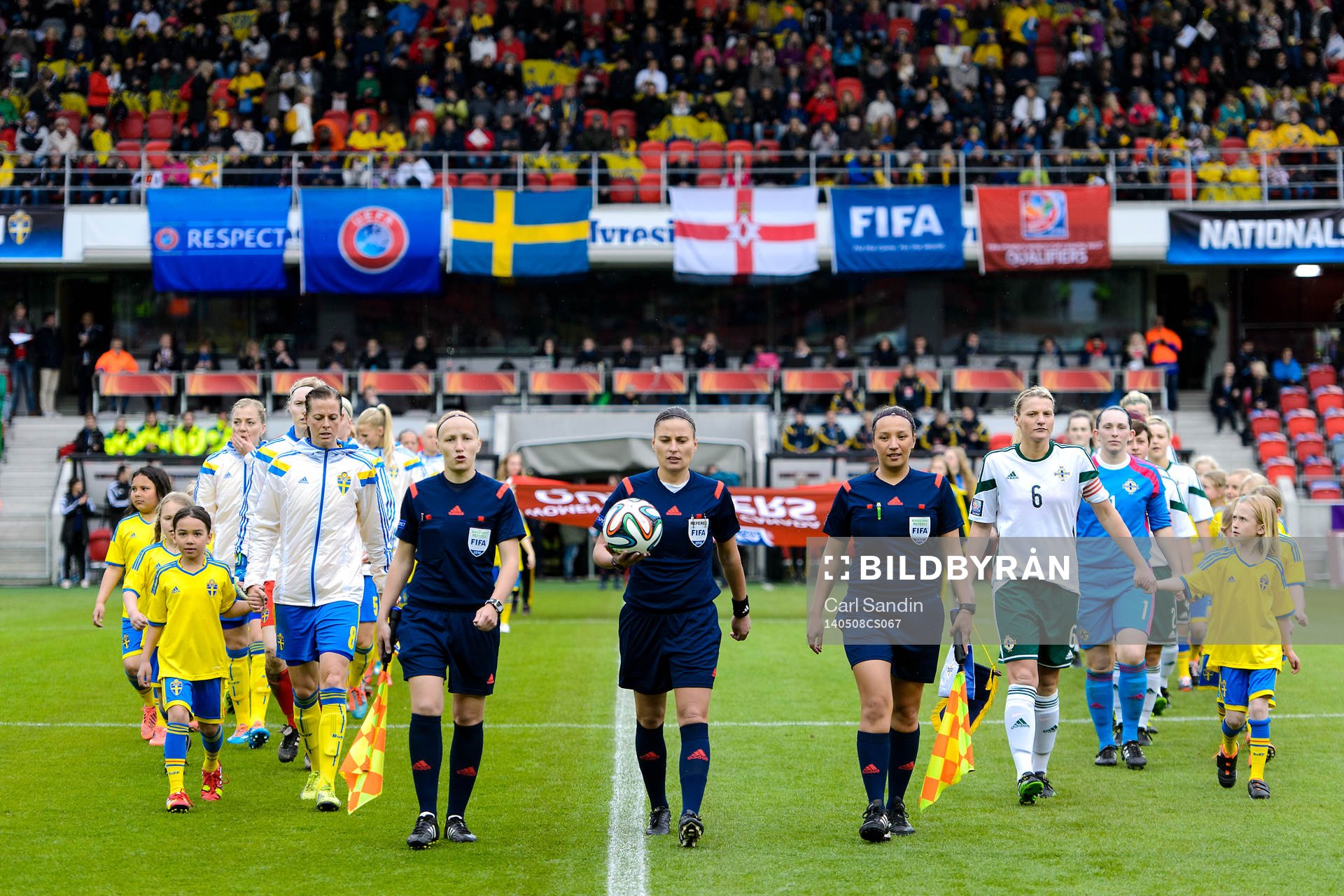 Lagen går in på arenan innan fotbollsmatchen i VM-kvalet mellan Sverige och Nordirland den 8 maj 2014 i Växjö.