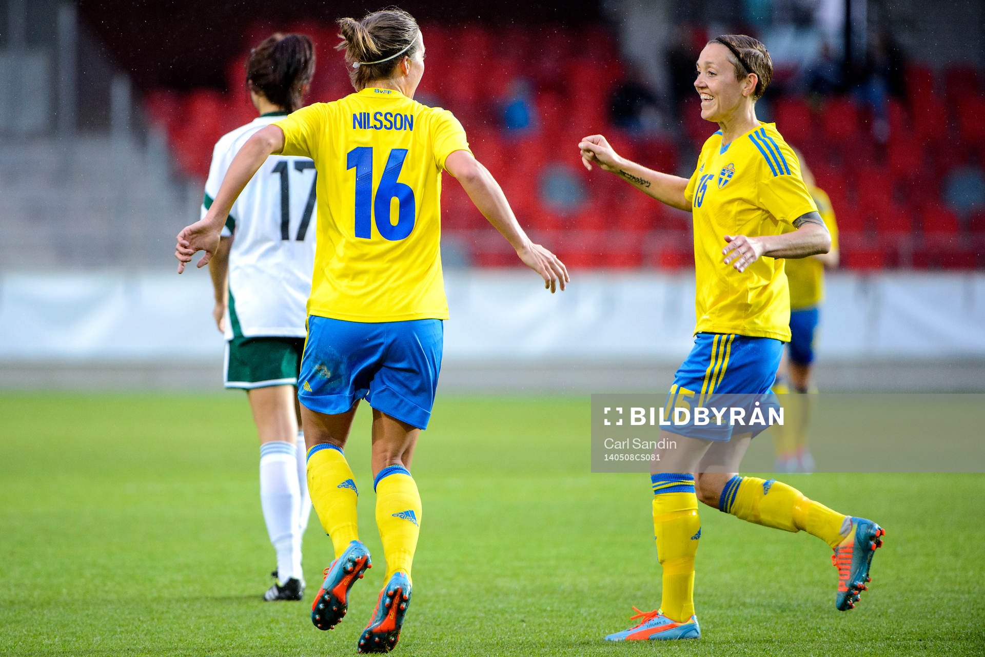 Sveriges Lina Nilsson och Therese Sjögran firar