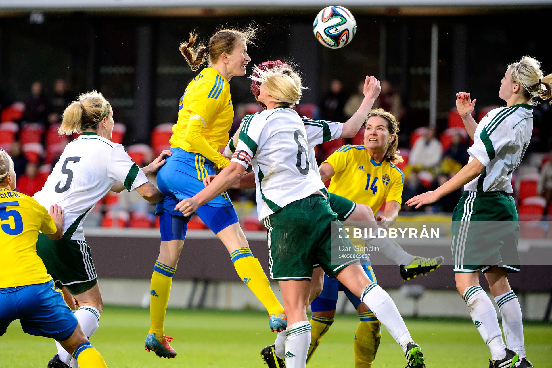 Sveriges Emma Berglund nickar bollen