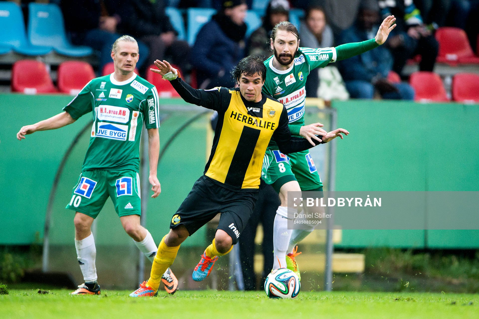 Hammarbys Lars Mendonca Fuhre i kamp med Ljungskiles Marcus Gustafsson under fotbollsmatchen i Superettan mellan Ljungskile och Hammarby den 8 maj 2014 i Ljungskile.