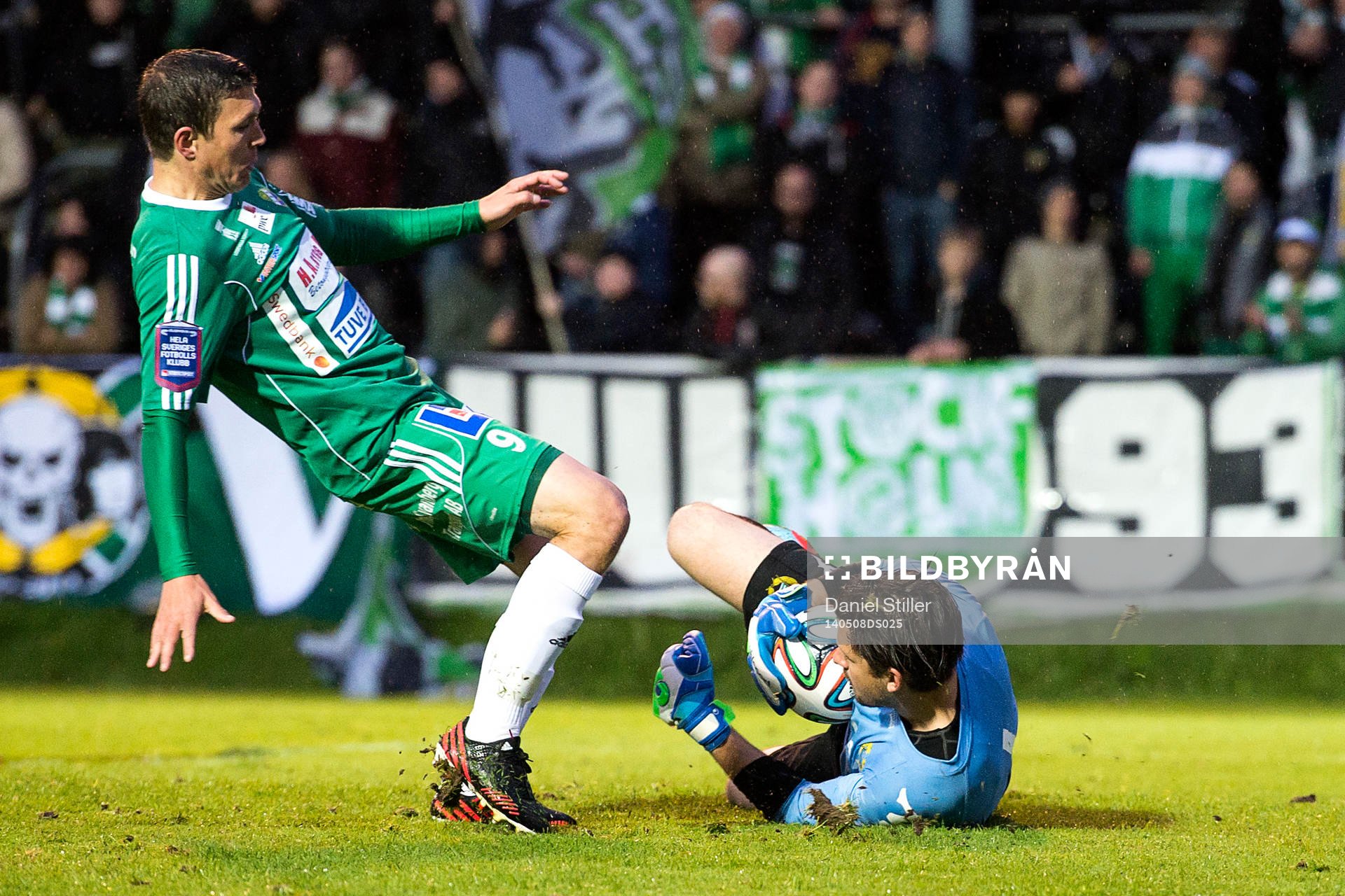 Hammarbys målvakt Johannes Hopf tar bollen framför