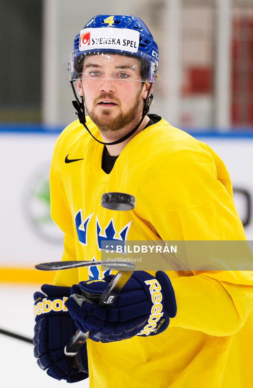 Tim Erixon jonglerar med en puck