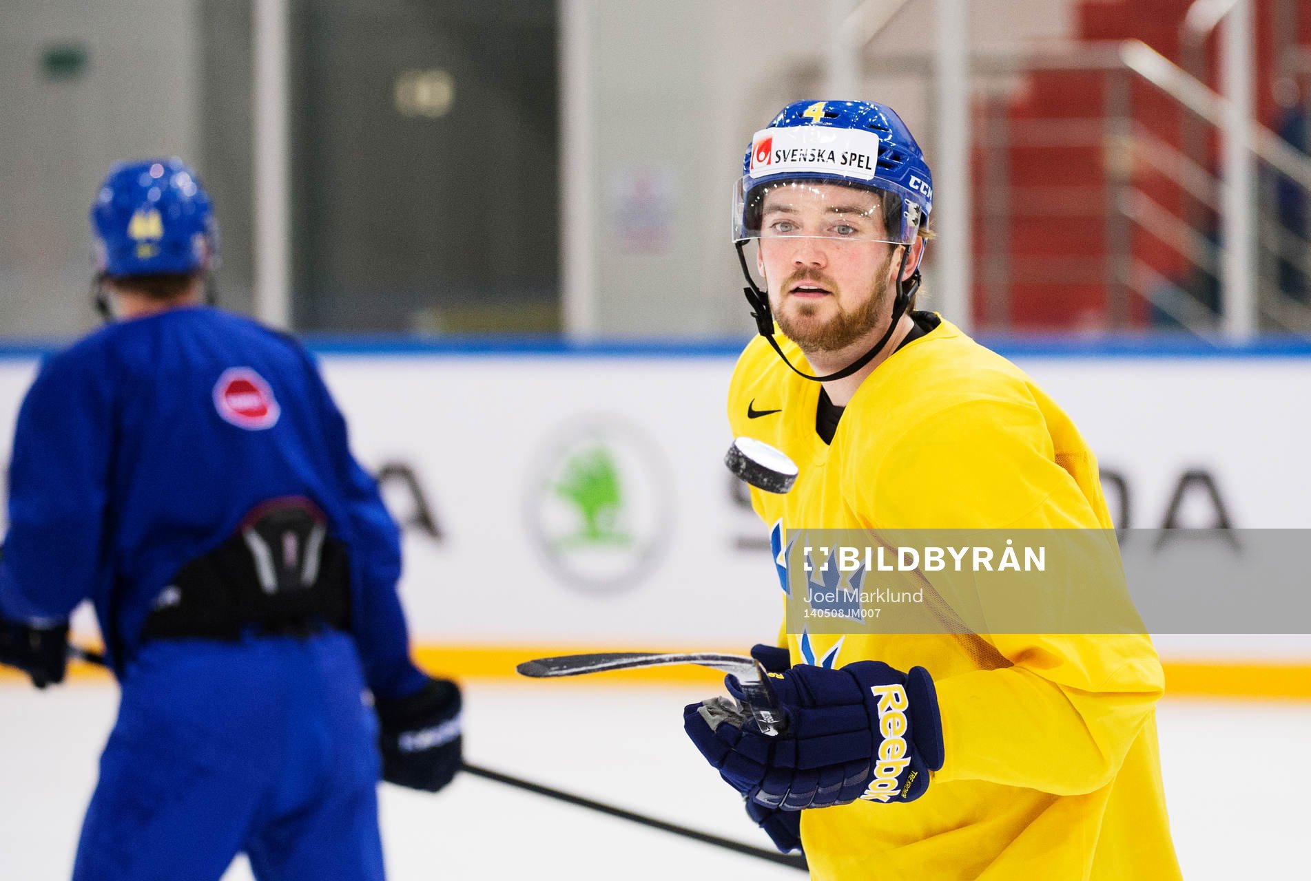Tim Erixon jonglerar med en puck