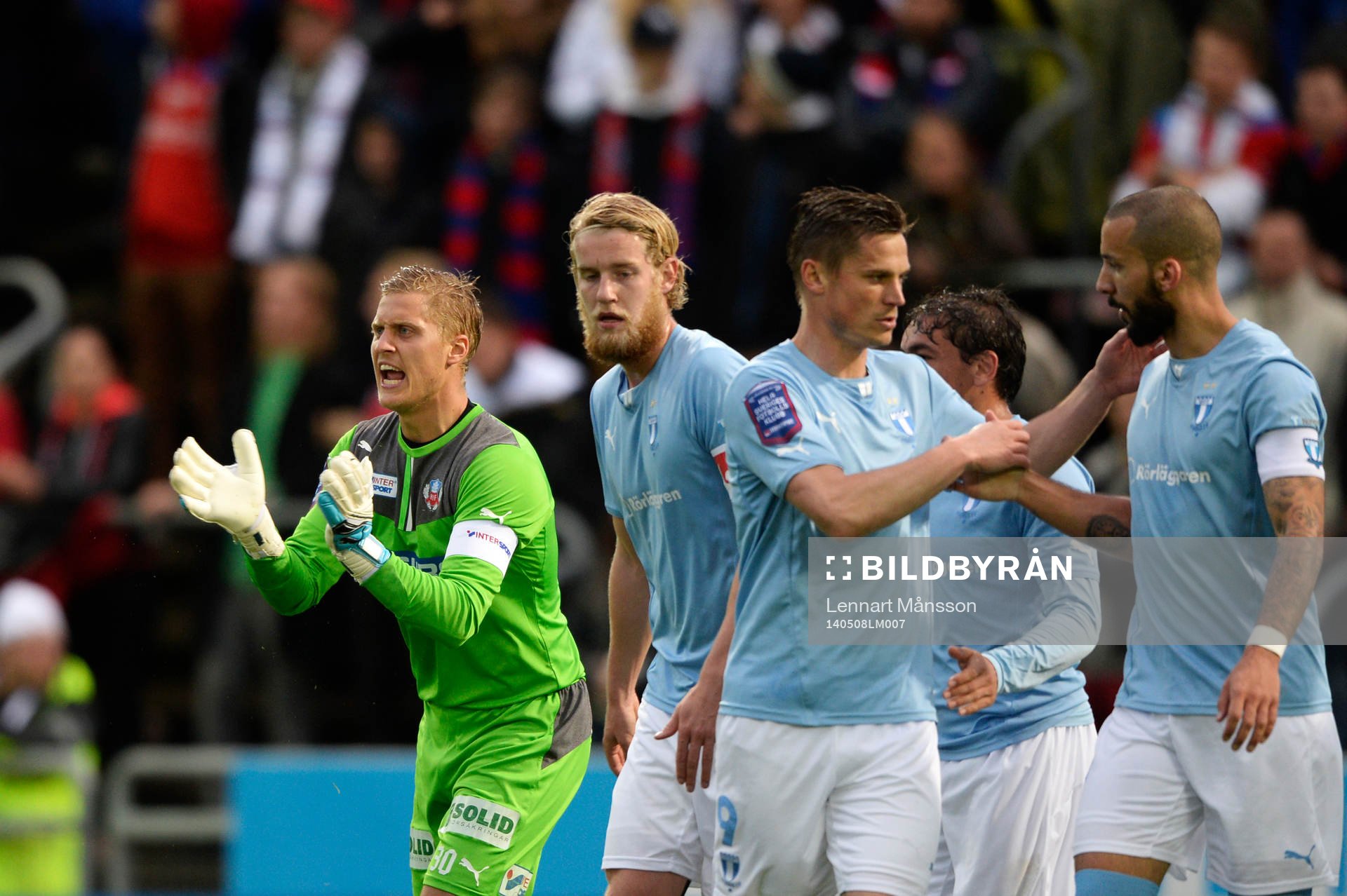 Helsingborgs målvakt Pär Hansson manar på de sina medans