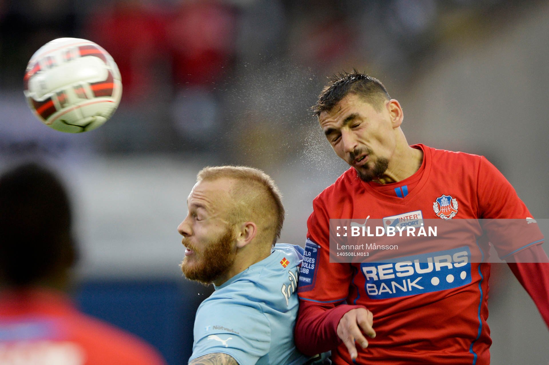Helsingborgs Loret Sadiku och Malmö FFs Magnus Eriksson i