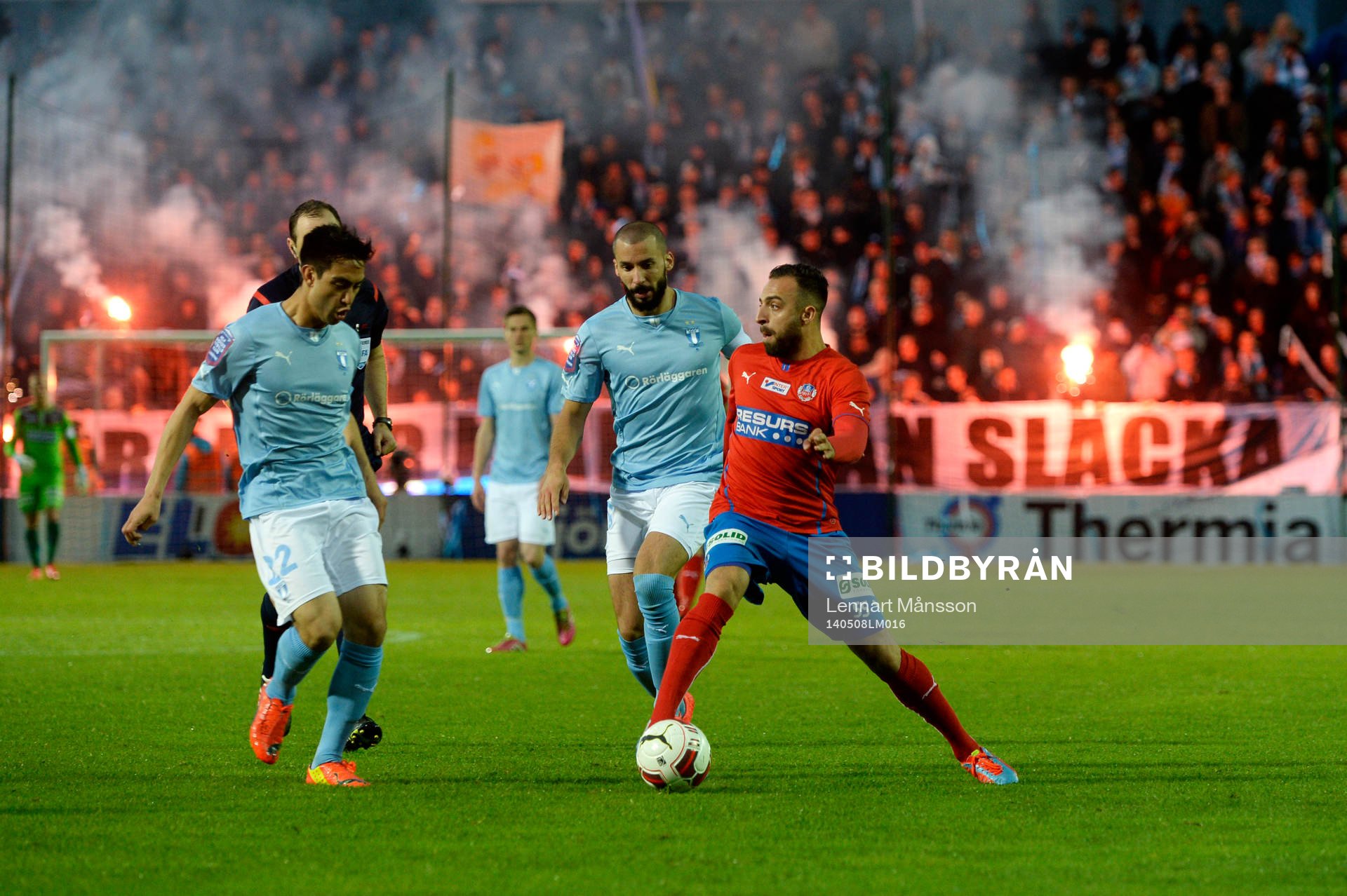 Helsingborgs Abdul Khalili framför Malmö FFs klack som