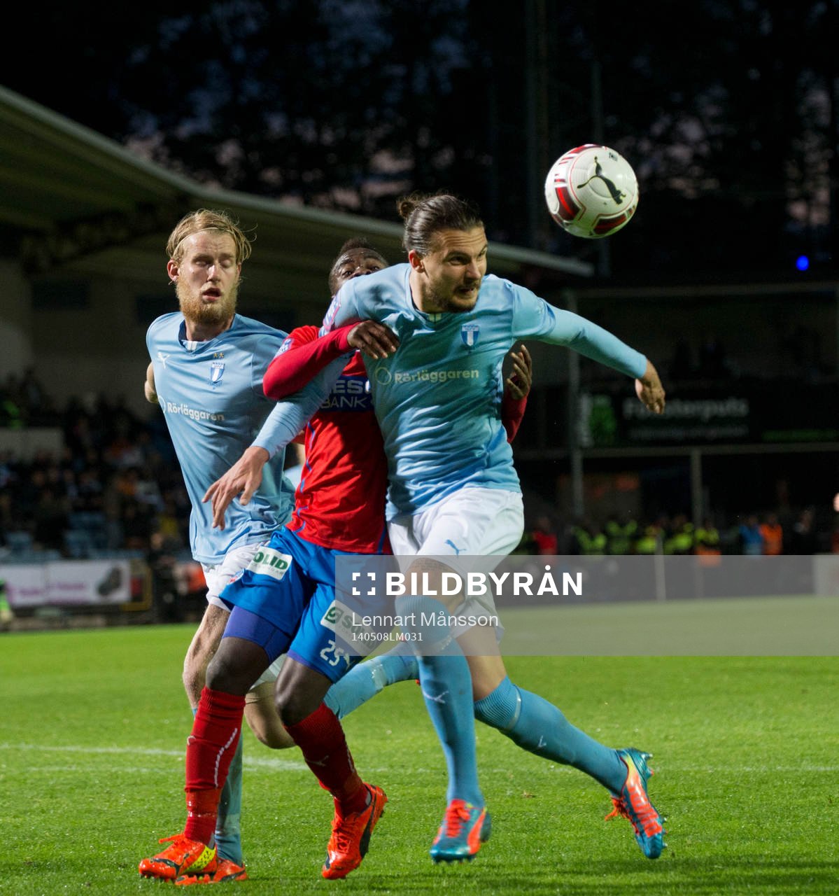 Helsingborgs David Accam kläms mellan Malmös mittbackar