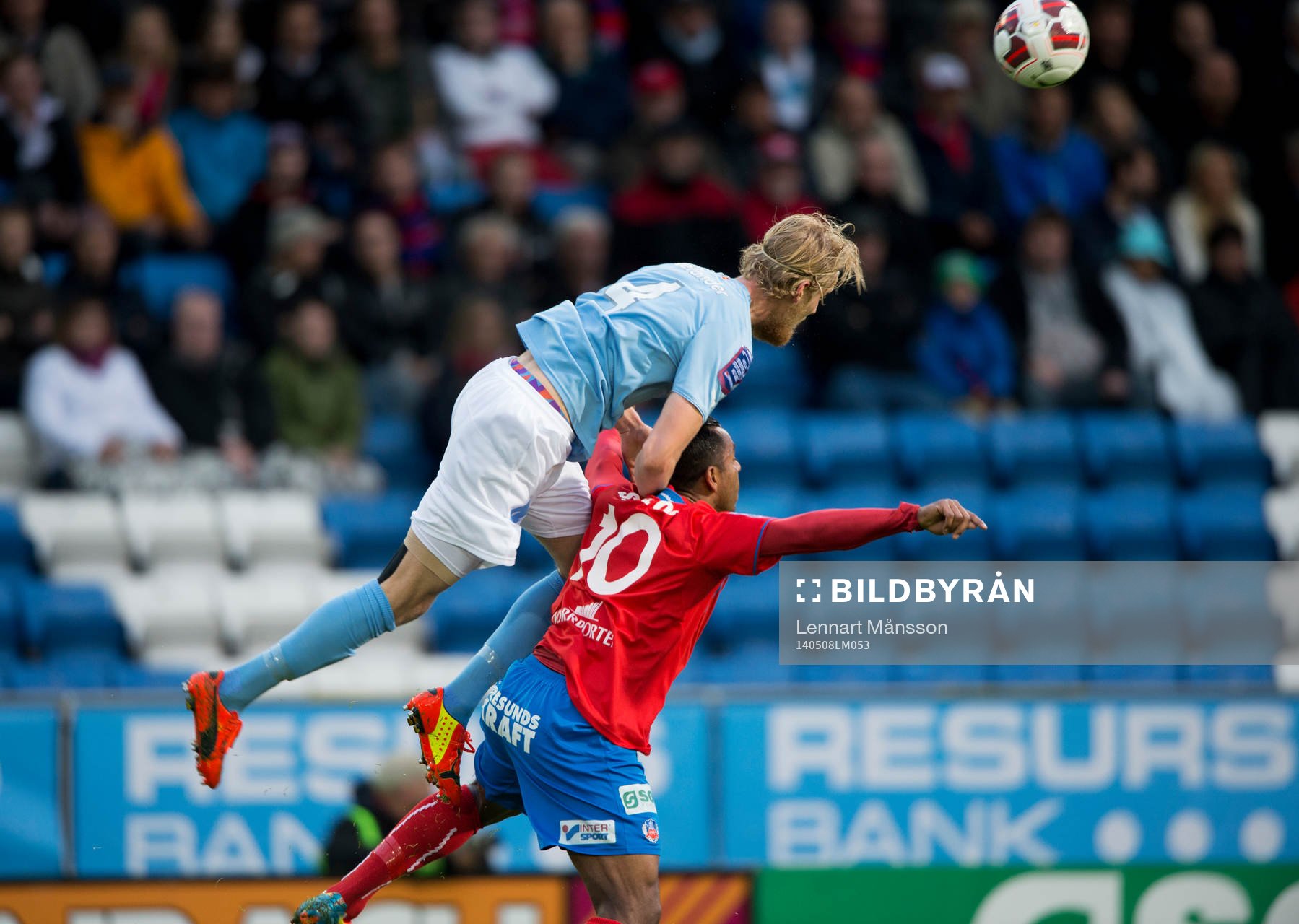MalmösFilip Helander klättrar på Helsingborgs Alvaro