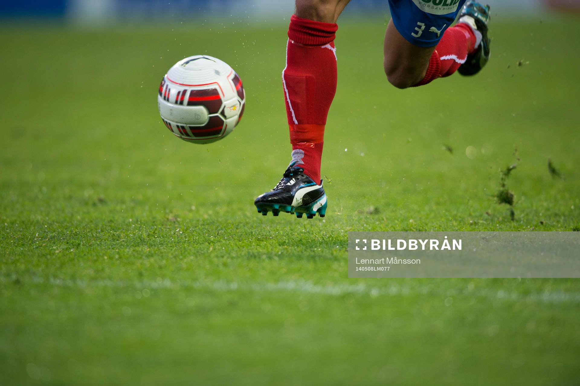 Helsingborgs Loret Sadiku stormar fram i full fart, i sina