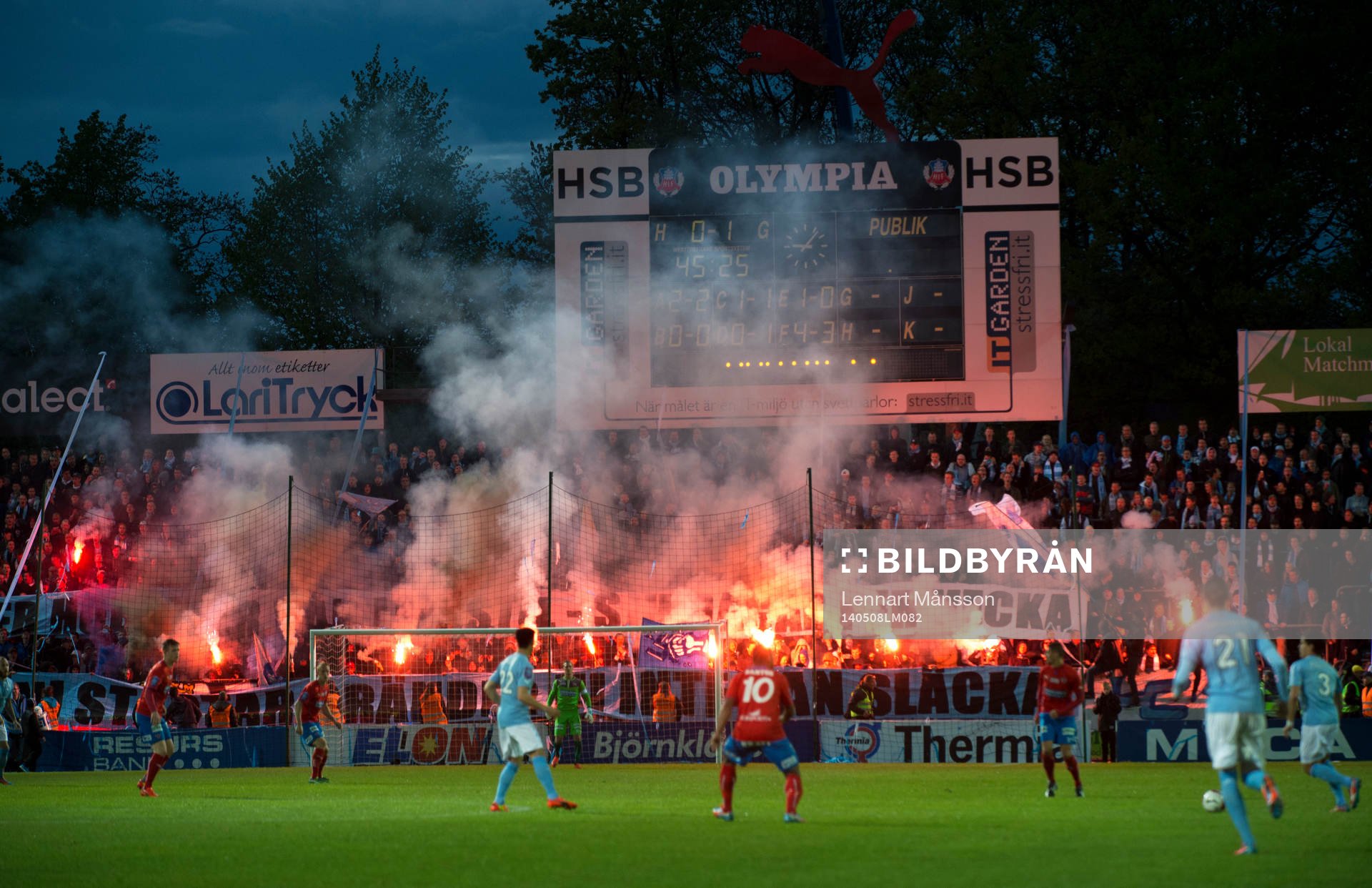 Bengaliska eldar på malmö-läktaren hela andra halvlek