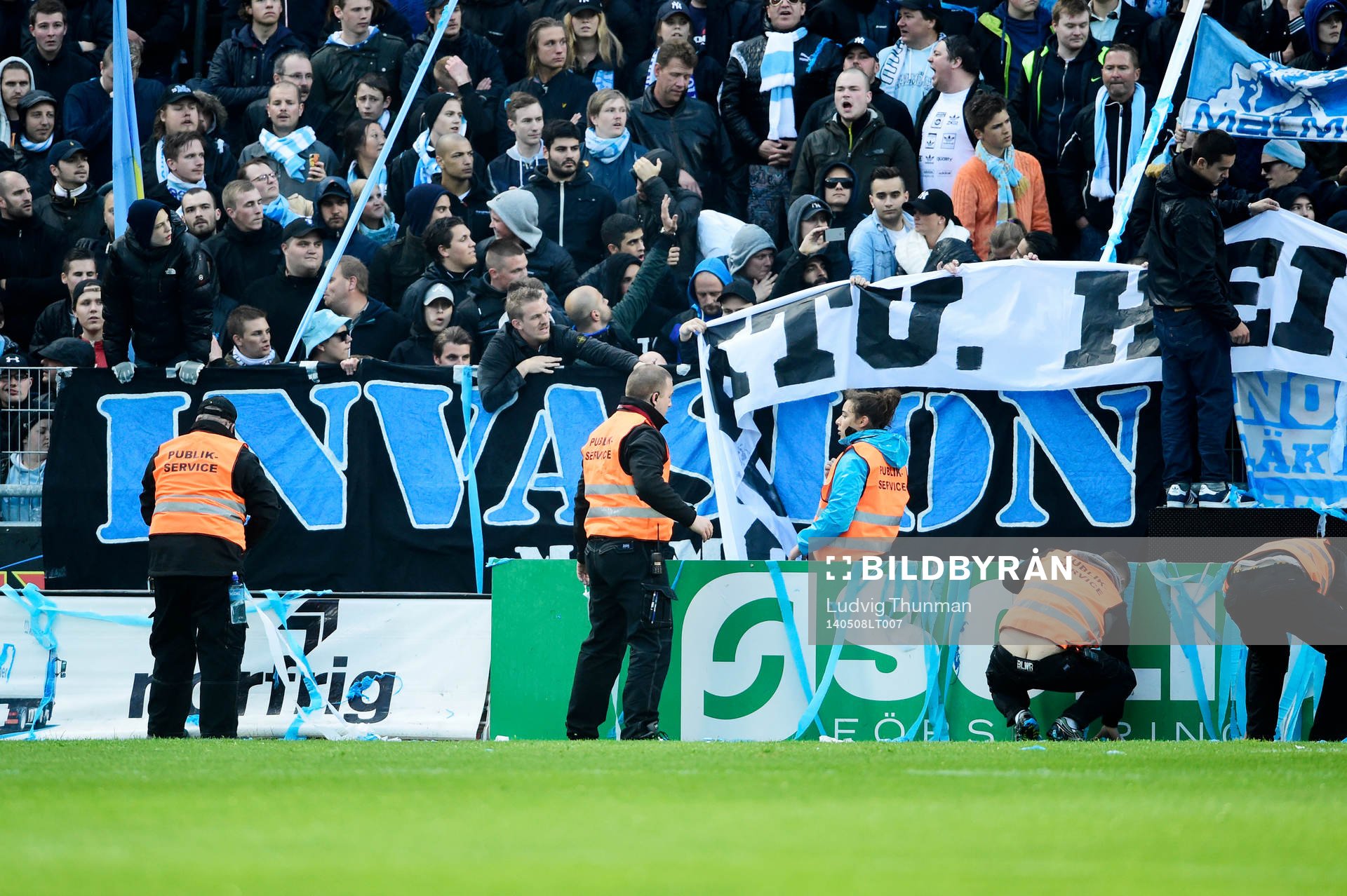 Ordningsvakter städar undan Malmö FFs tifo