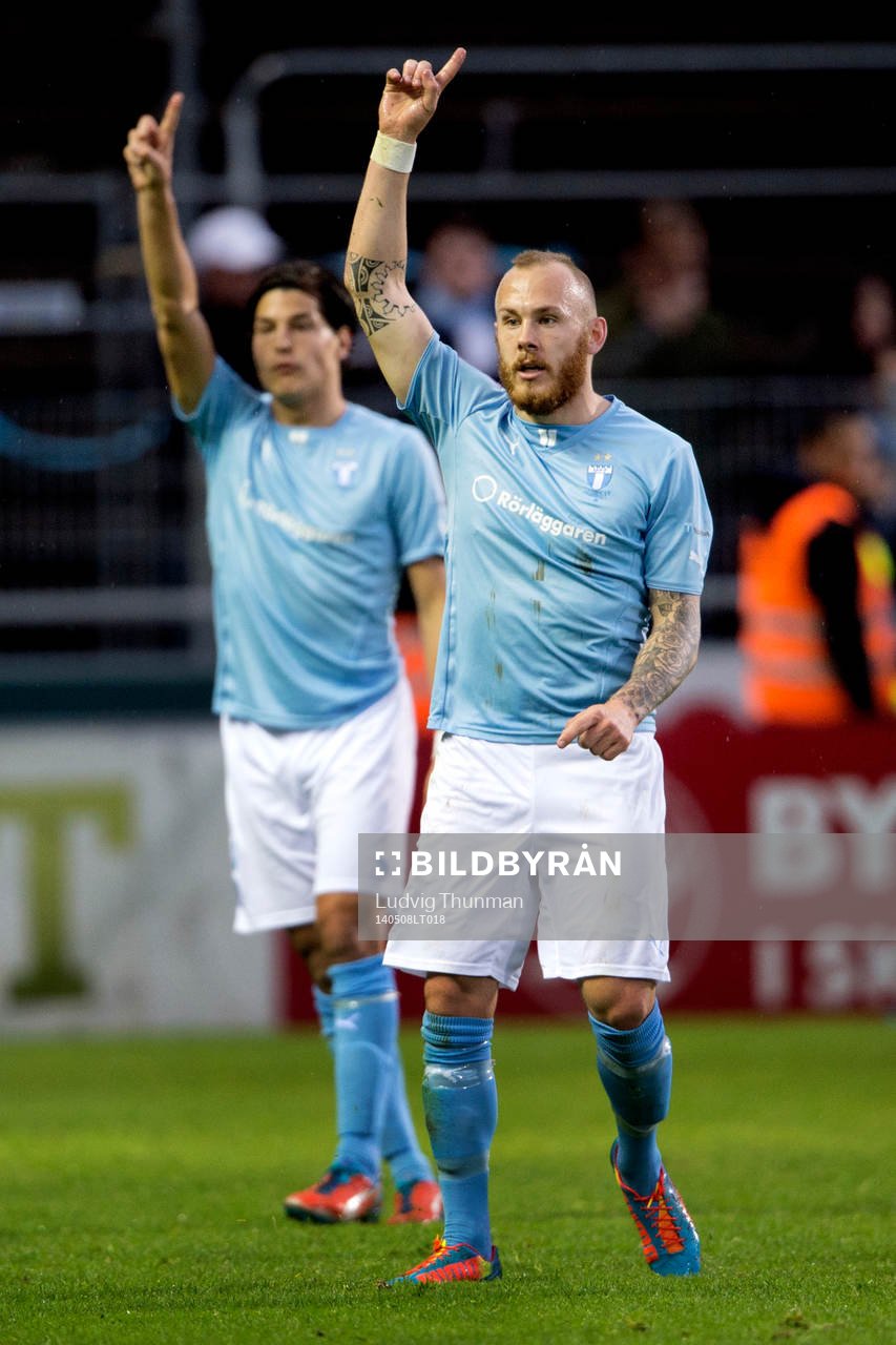 Malmö FFs Miiko Albornoz och Magnus Eriksson räcker upp