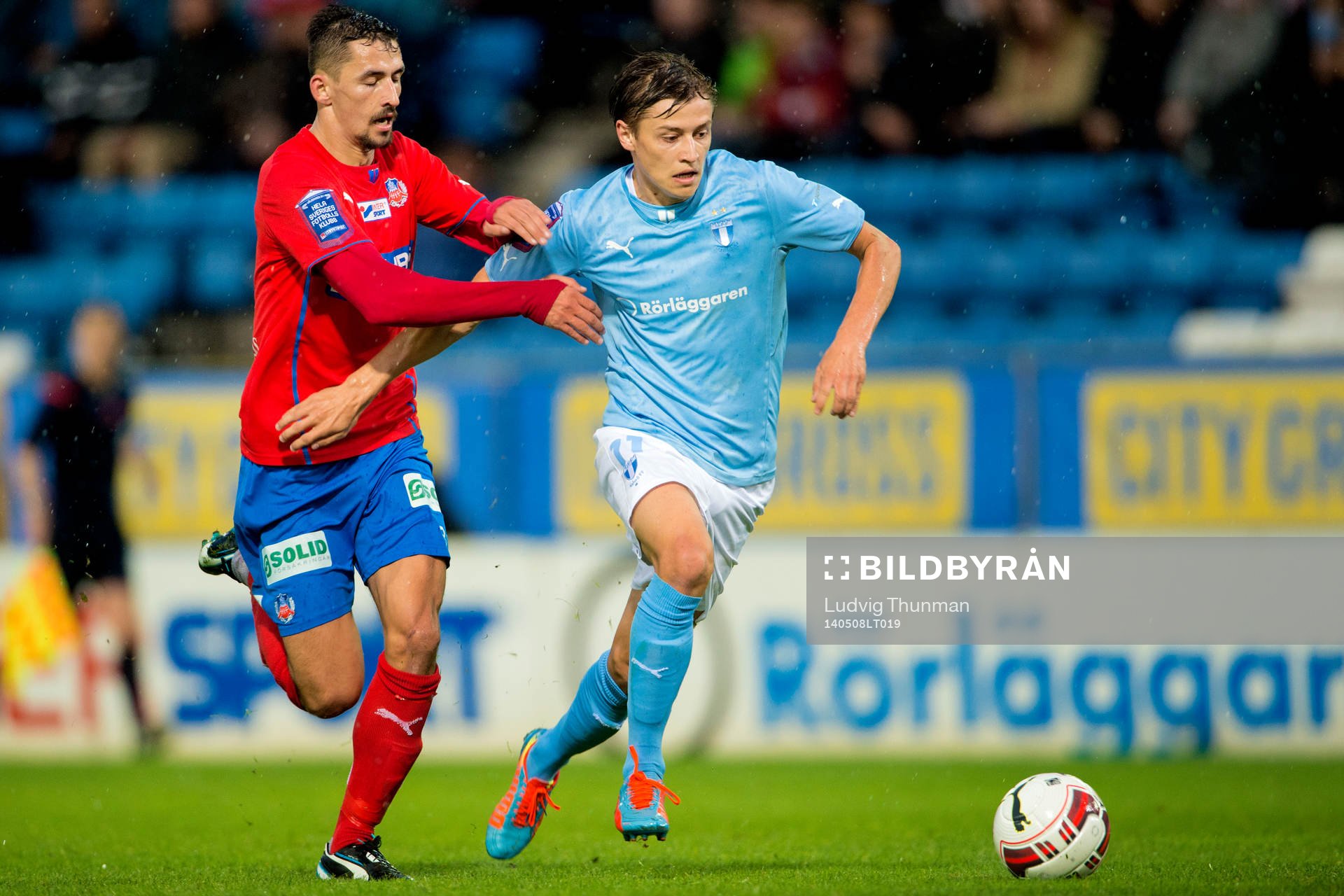 Malmö FFs Simon Thern jagas av Helsingborgs Loret Sadiku