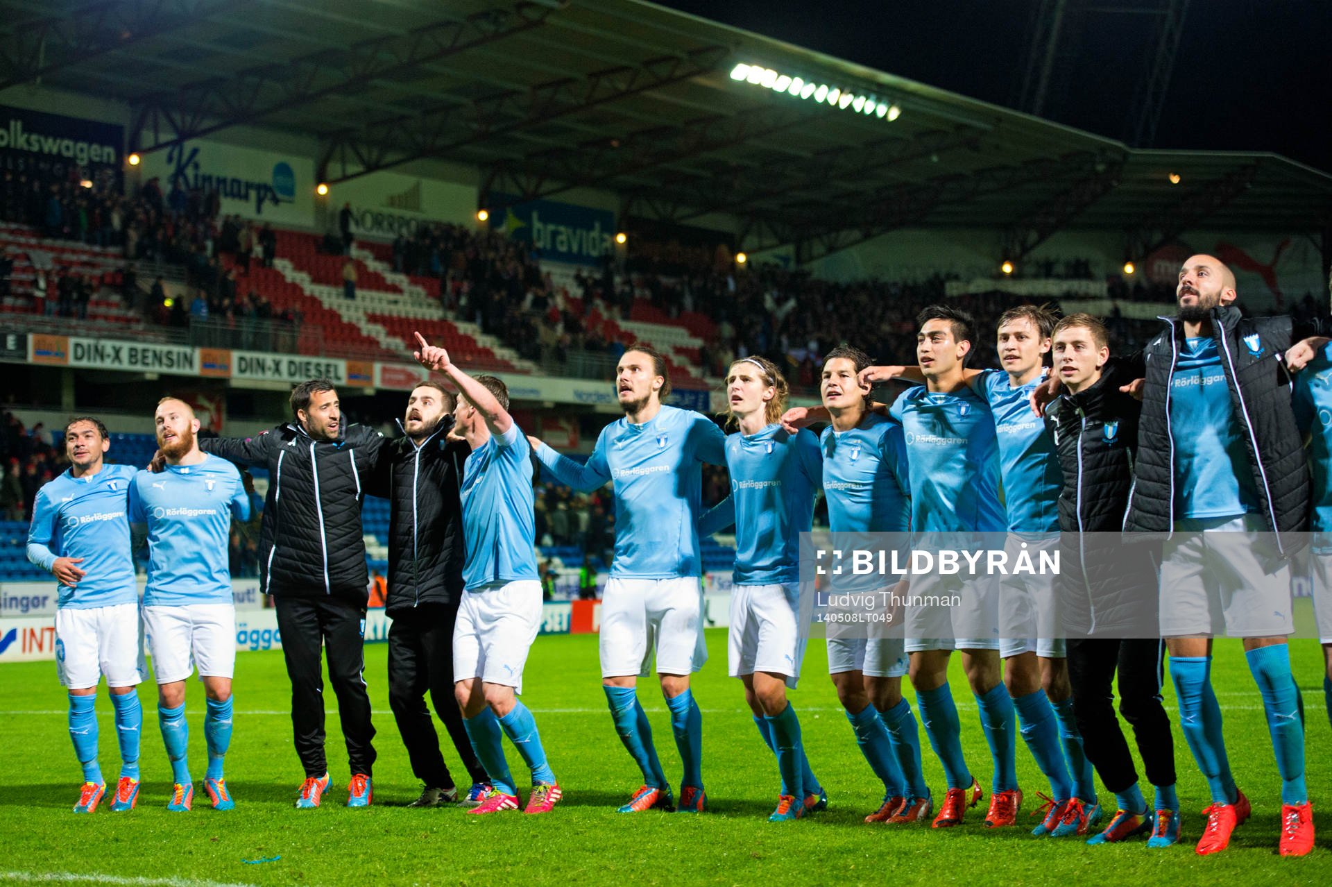 Malmö FFs spelare tackar publiken efter matchen i Allsvenskan mellan Helsingborg och Malmö FF den 8 maj 2014 i Helsingborg. 