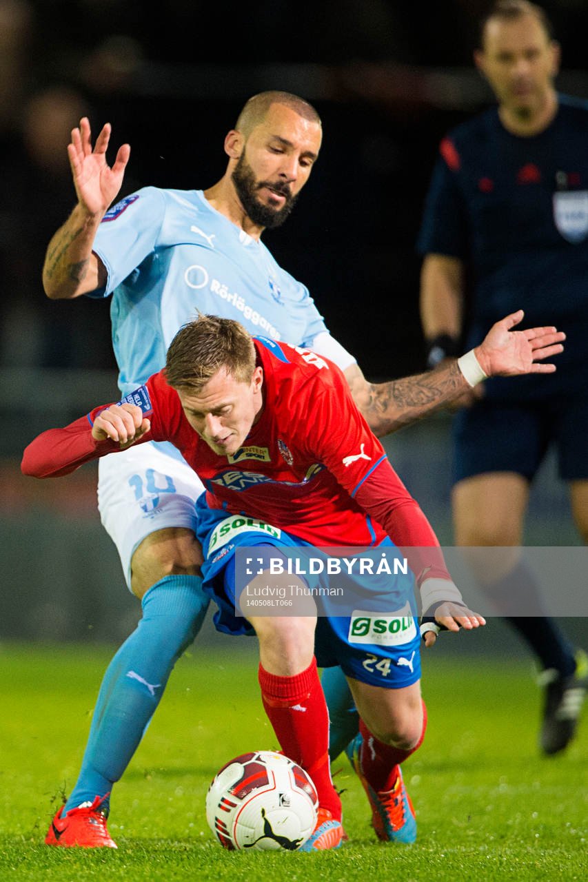 Helsingborgs Anton Kinnander faller framför Malmö FFs