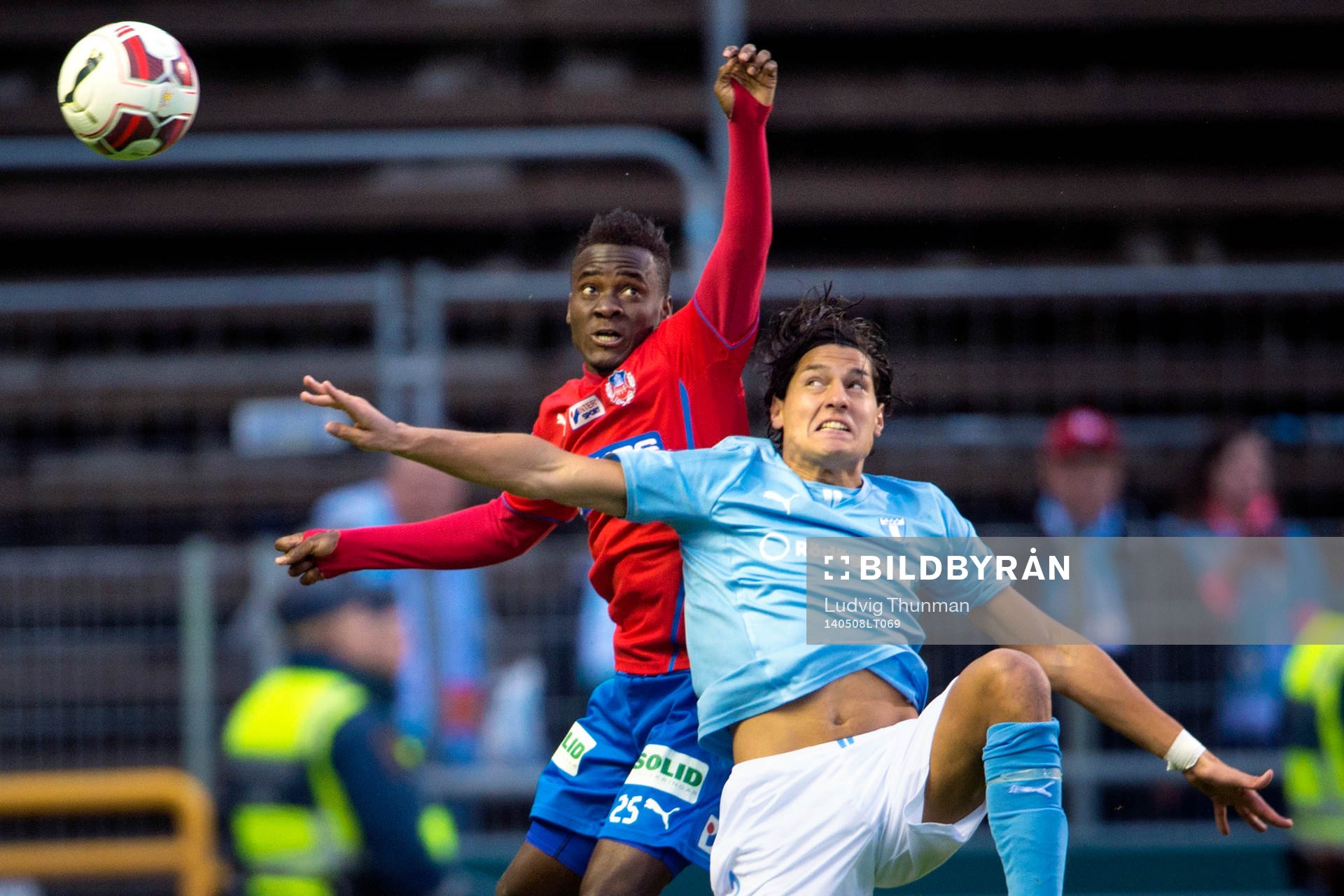 Helsingborgs David Accam i nickduell med Malmö FFs Miiko Albornoz under matchen i Allsvenskan mellan Helsingborg och Malmö FF den 8 maj 2014 i Helsingborg.