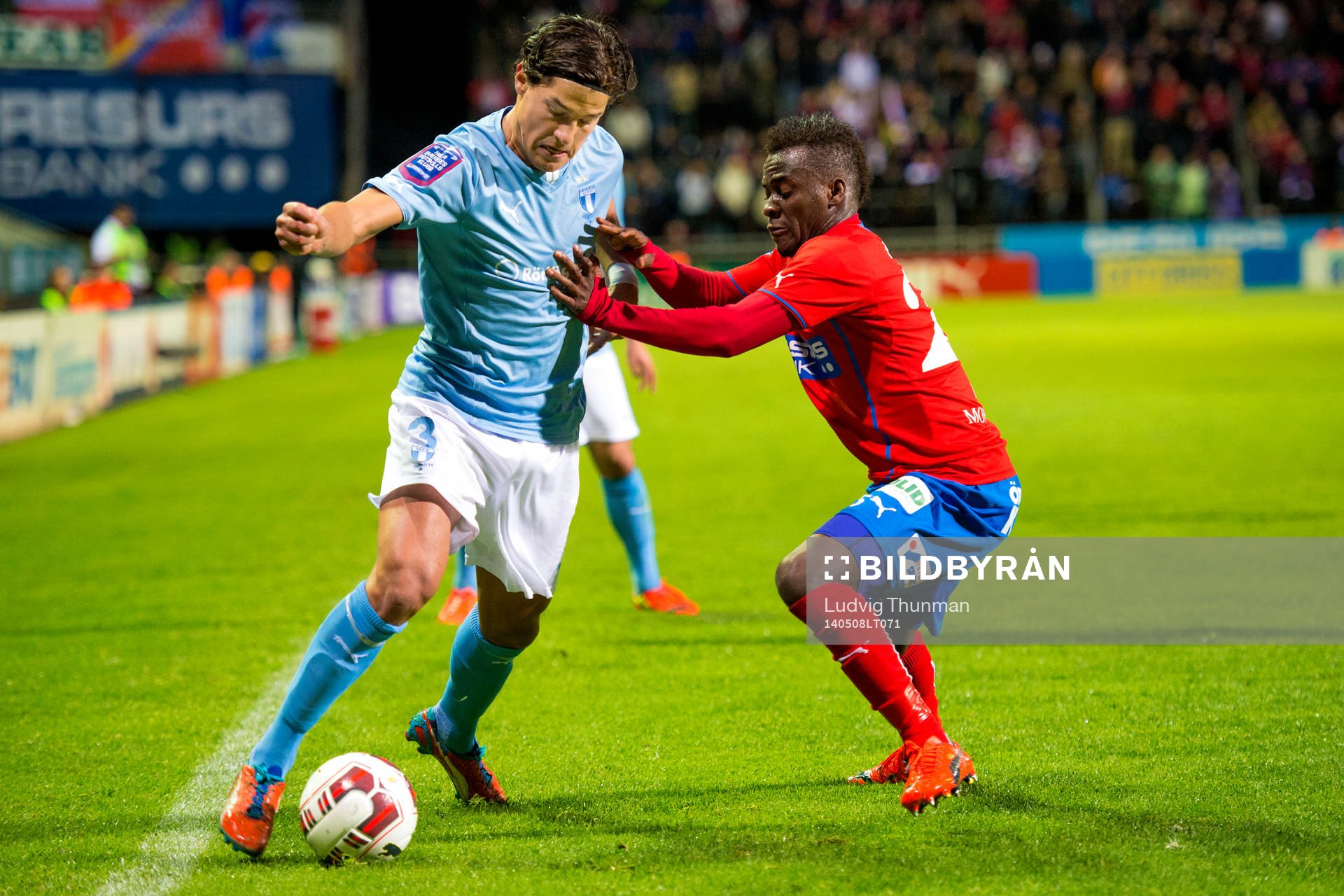 Malmö FFs Miiko Albornoz jagas av Helsingborgs David Accam
