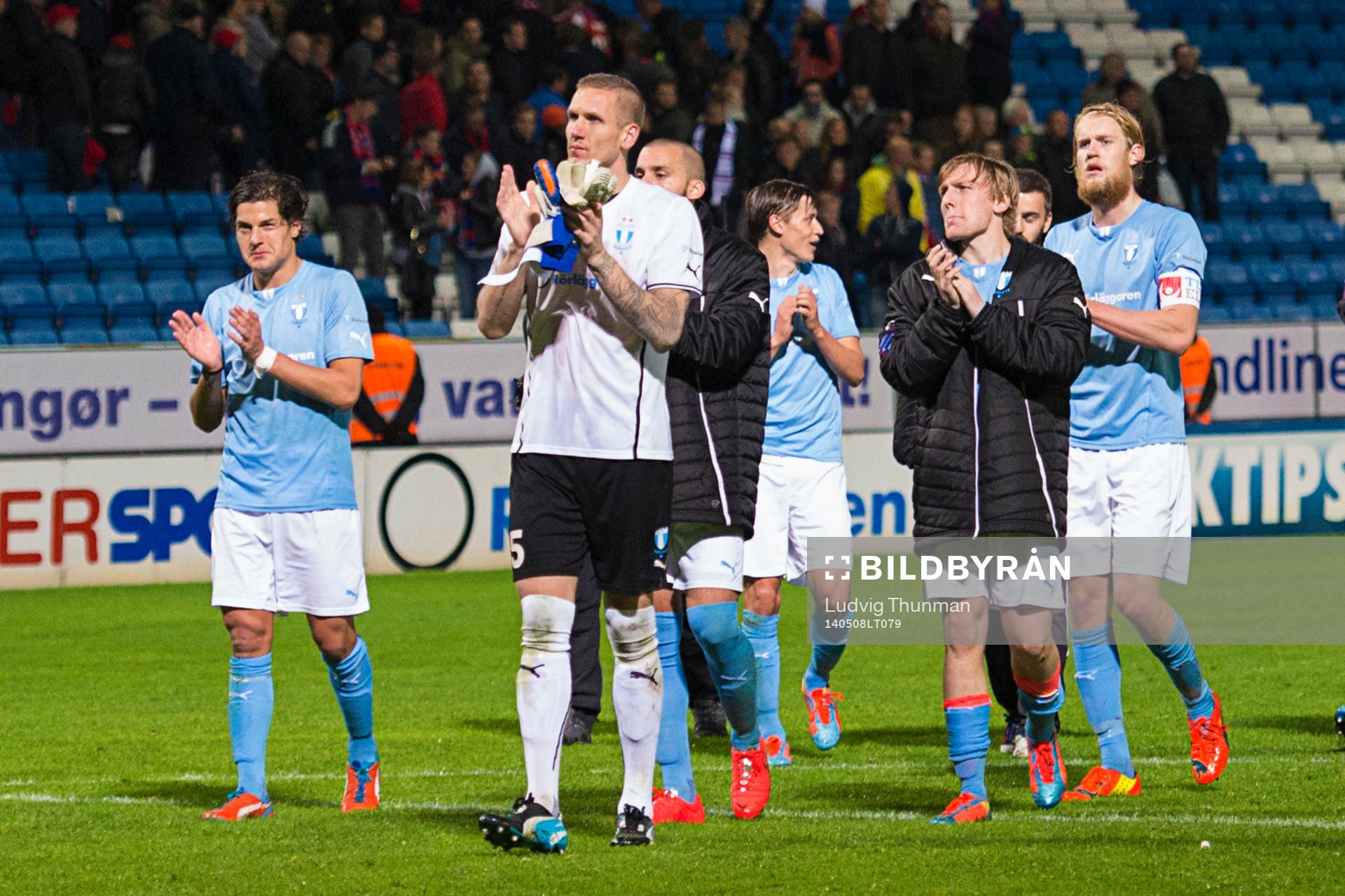 Malmö FFs spelare tackar publiken efter matchen i Allsvenskan mellan Helsingborg och Malmö FF den 8 maj 2014 i Helsingborg. 