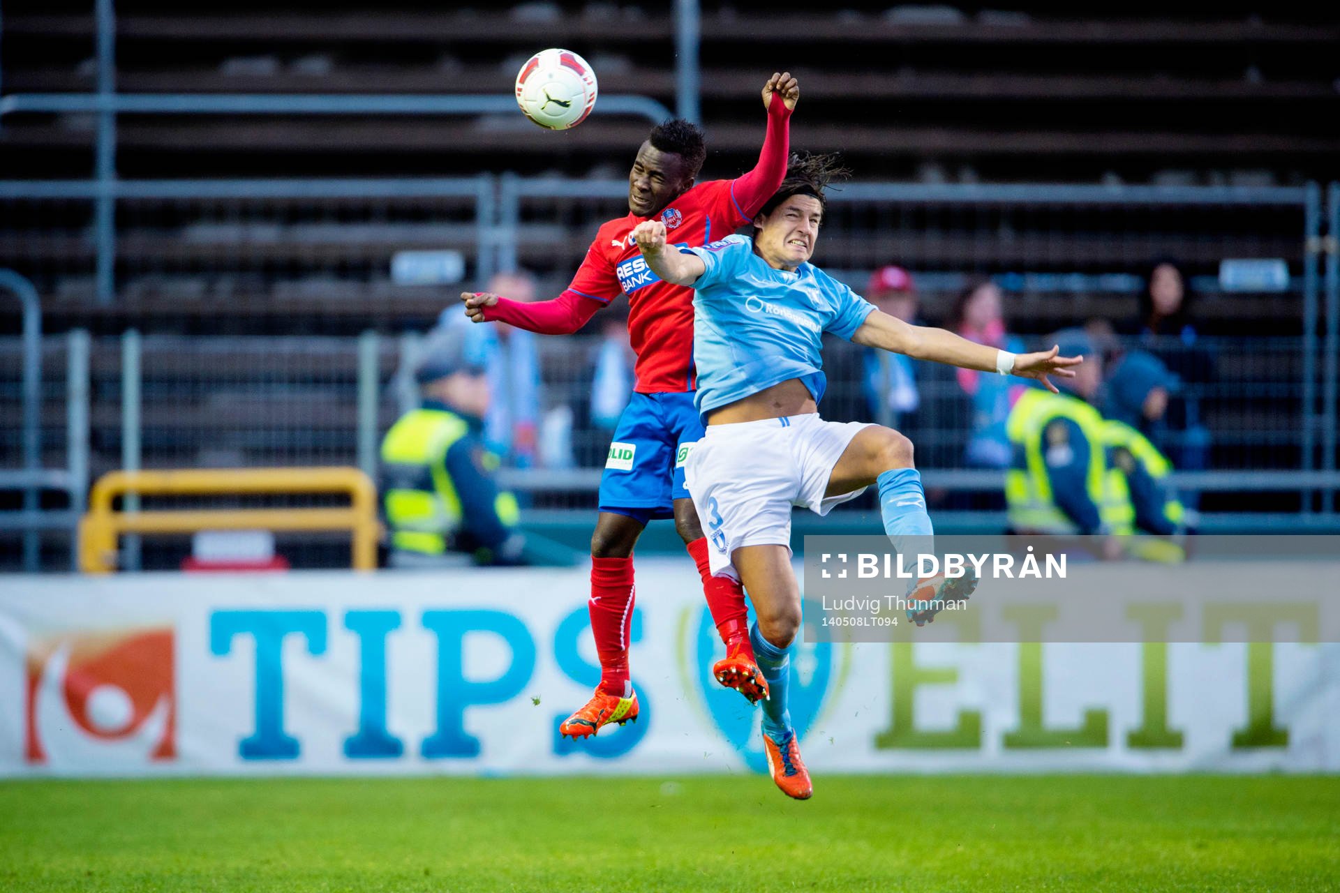 Helsingborgs David Accam i nickduell med Malmö FFs Miiko Albornoz under matchen i Allsvenskan mellan Helsingborg och Malmö FF den 8 maj 2014 i Helsingborg. 