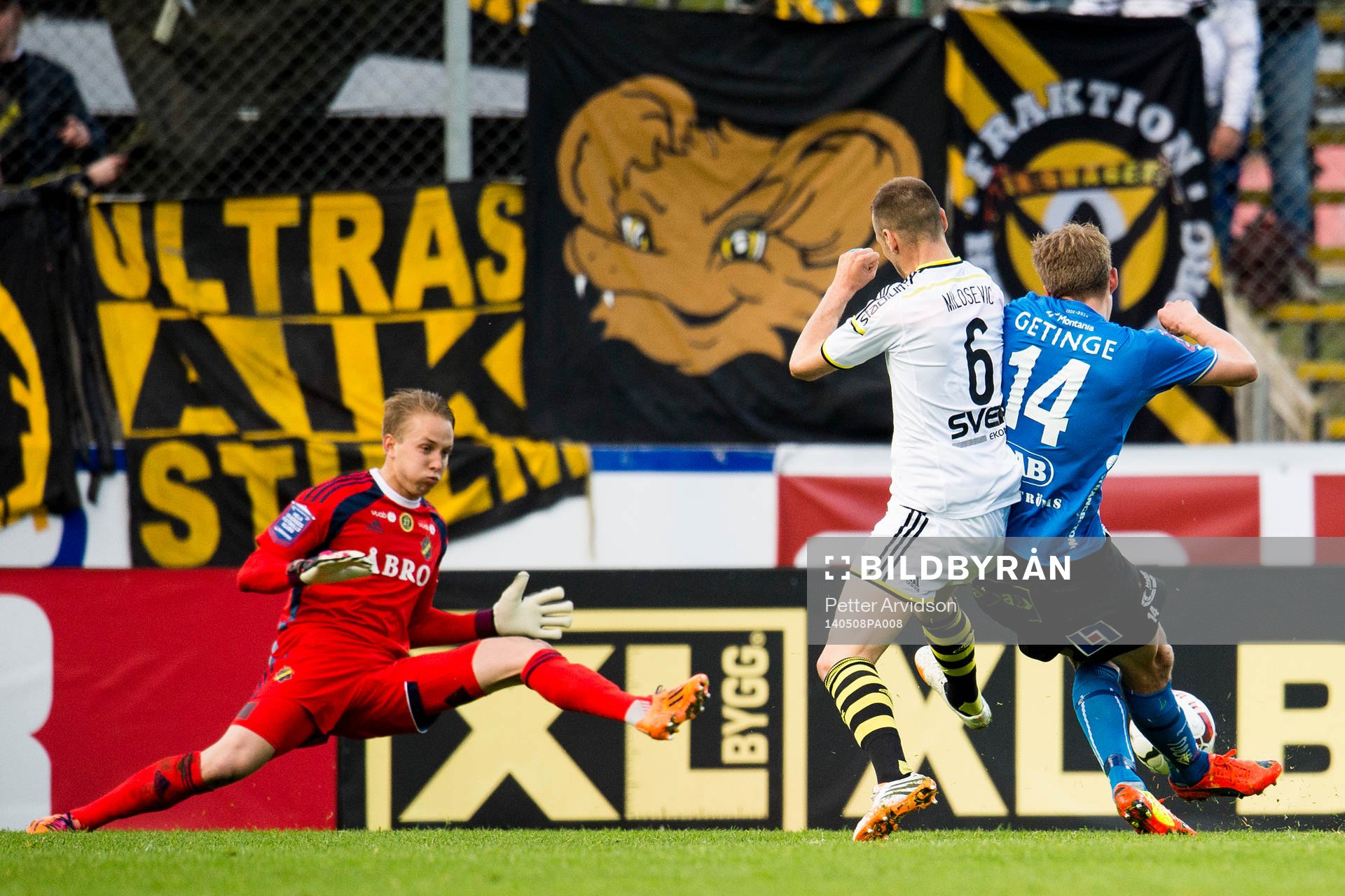 s målvakt Patrik Carlgren räddar ett bra läge från