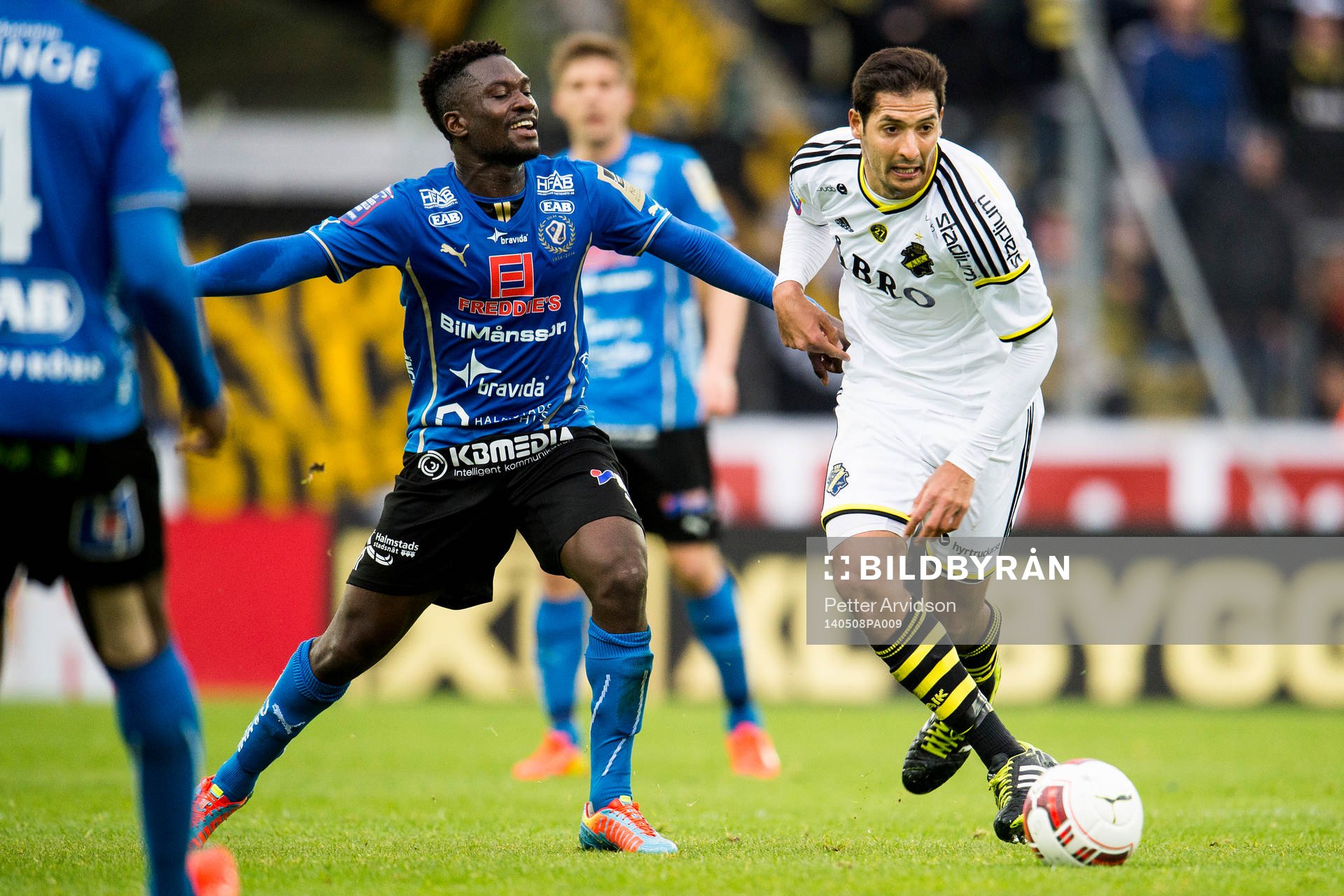 s Celso Borges tar sig förbi Halmstads King Osei Gyan