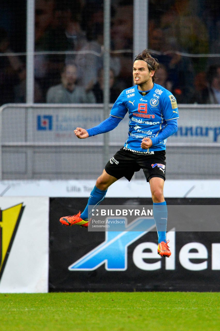 Halmstads Kristinn Steindorsson jublar efter 2-1 under fotbollsmatchen i Allsvenskan mellan Halmstad och AIK den 8 maj 2014 i Halmstad.