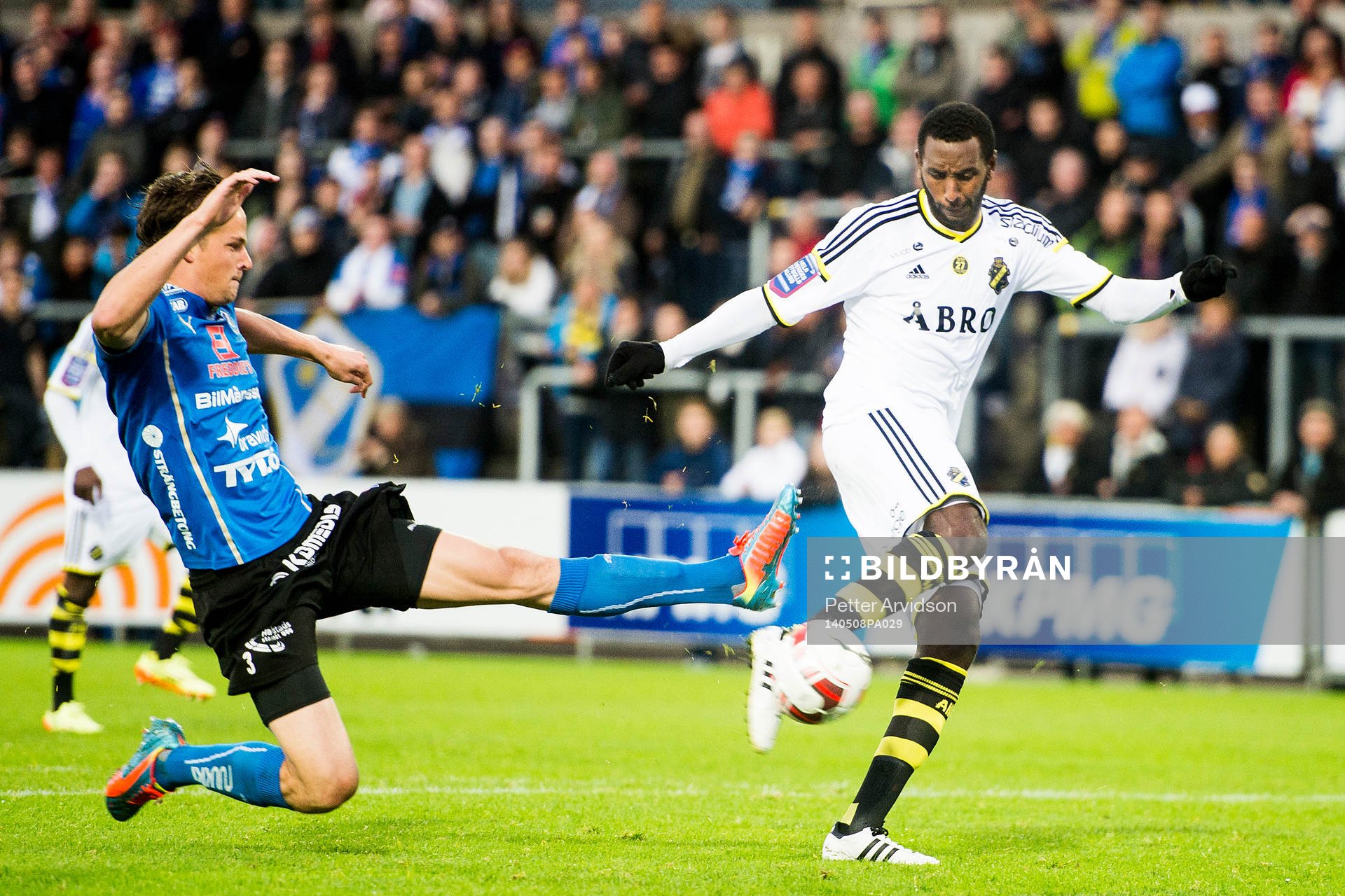 s Henok Goitom gör 0-1 och Halmstads Fredrik Liverstam