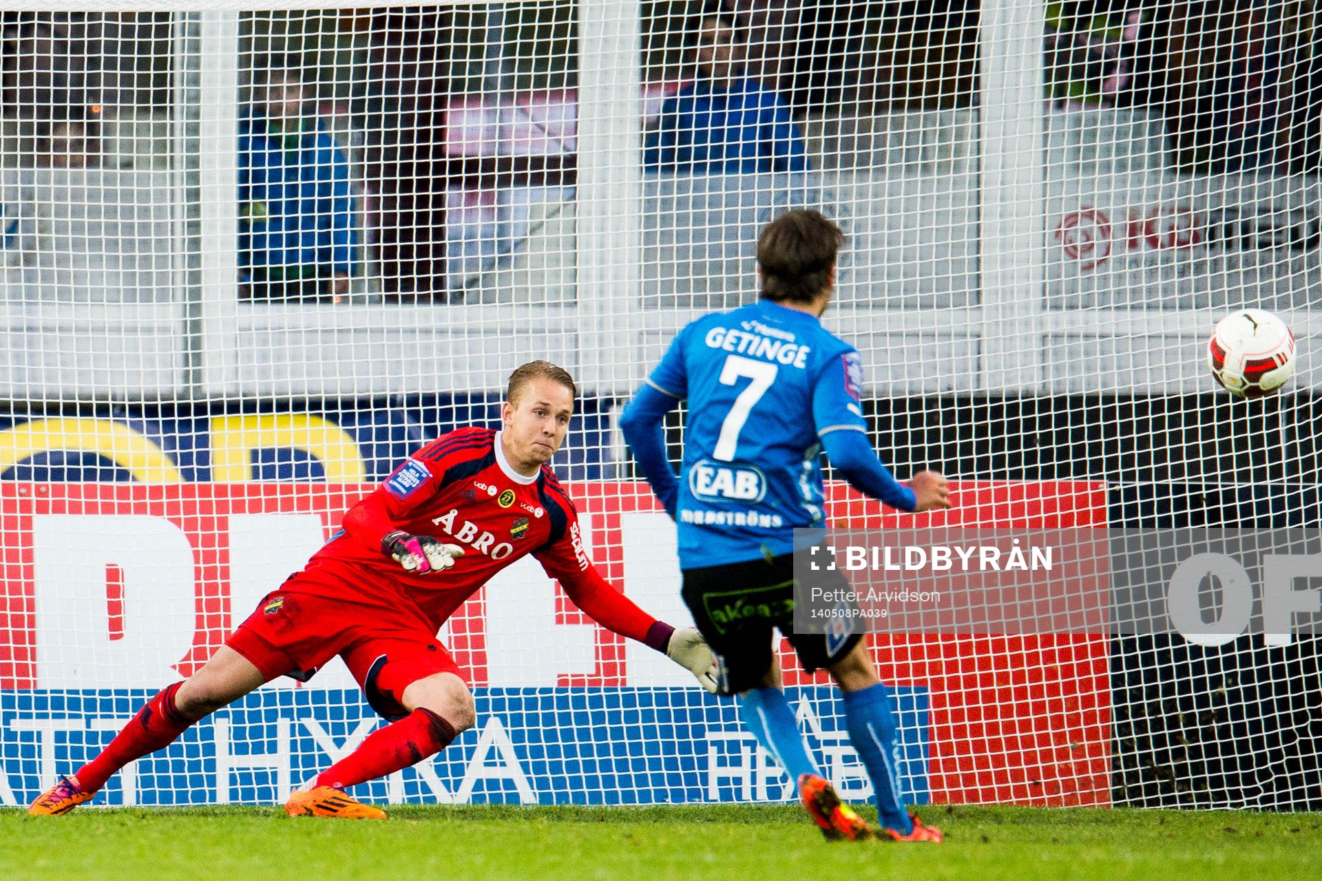 Halmstads Kristinn Steindorsson gör 1-1 på straff bakom