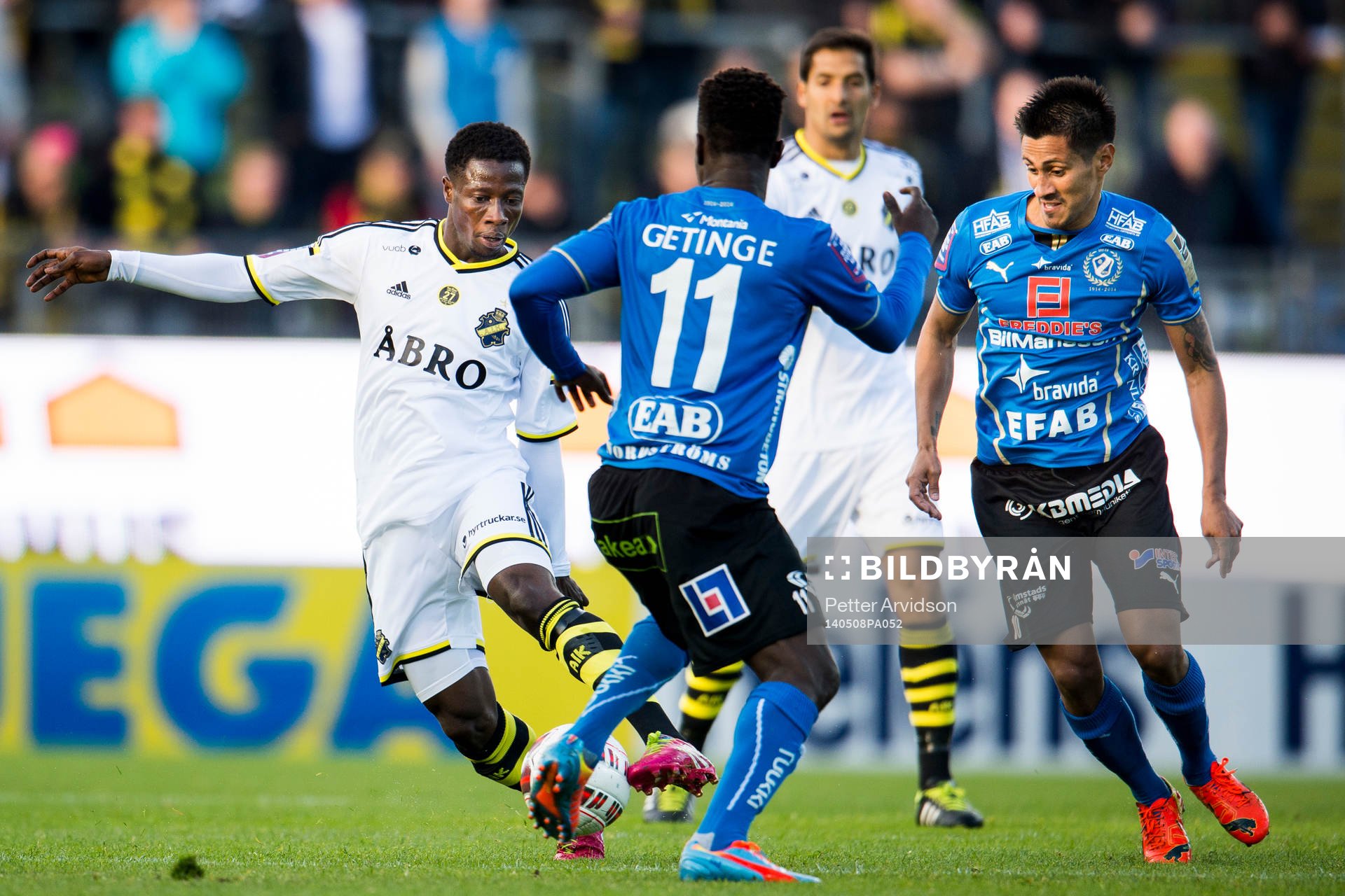 s Ebenezer Ofori och Halmstads Antonio Rojas och King Osei