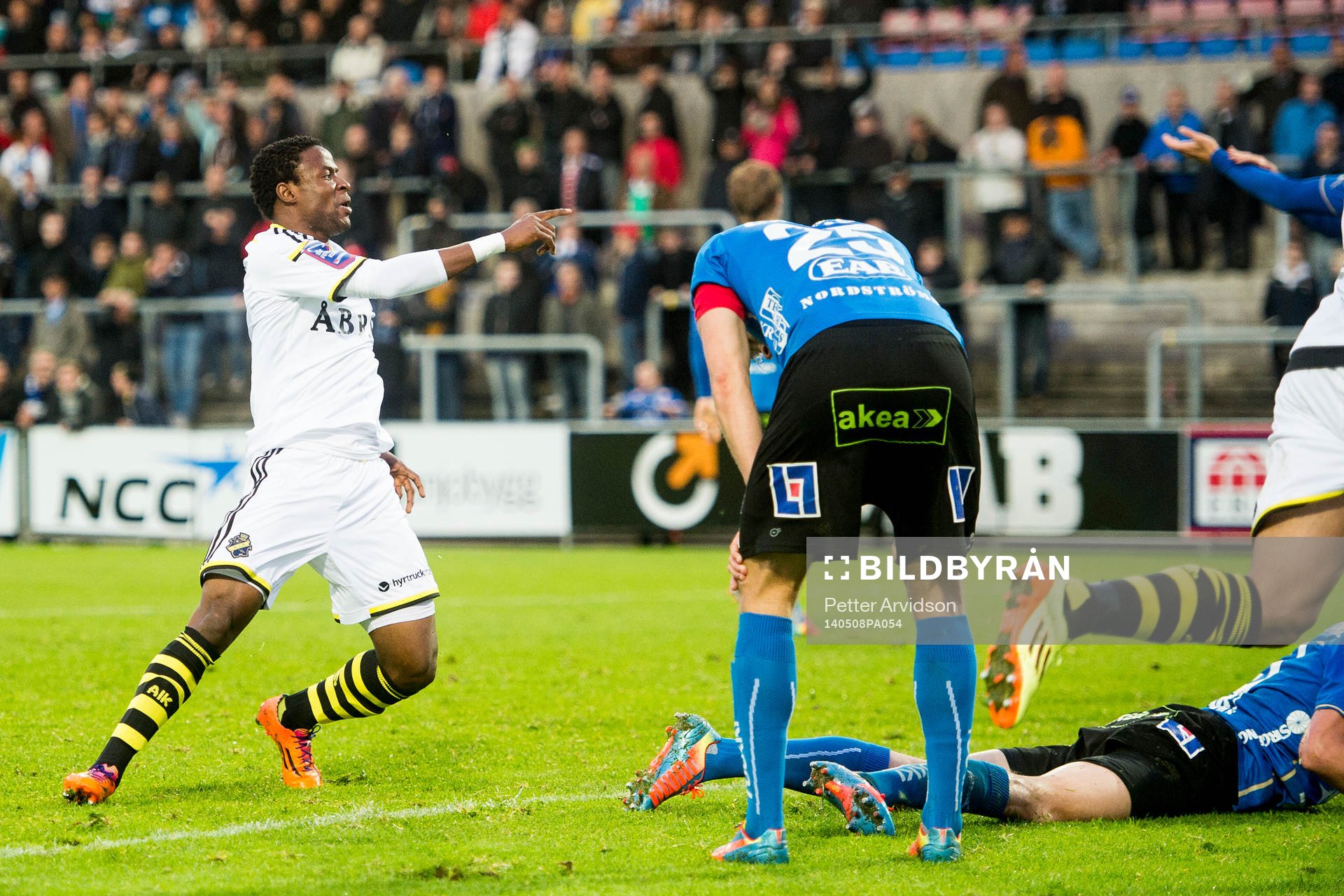 AIK:s Kennedy Igboananike efter att han gjort 2-2 under fotbollsmatchen i Allsvenskan mellan Halmstad och AIK den 8 maj 2014 i Halmstad.