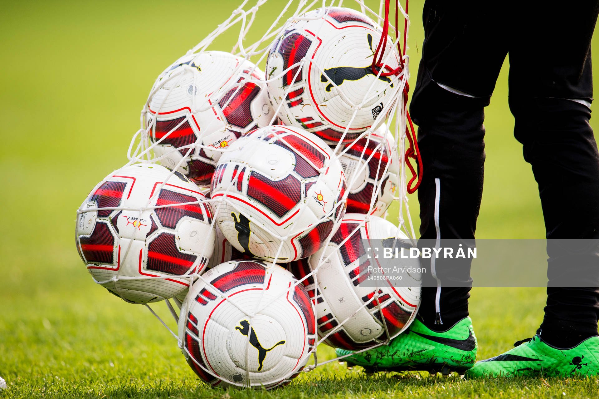Ett nät med fotbollar under fotbollsmatchen i Allsvenskan mellan Halmstad och AIK den 8 maj 2014 i Halmstad.