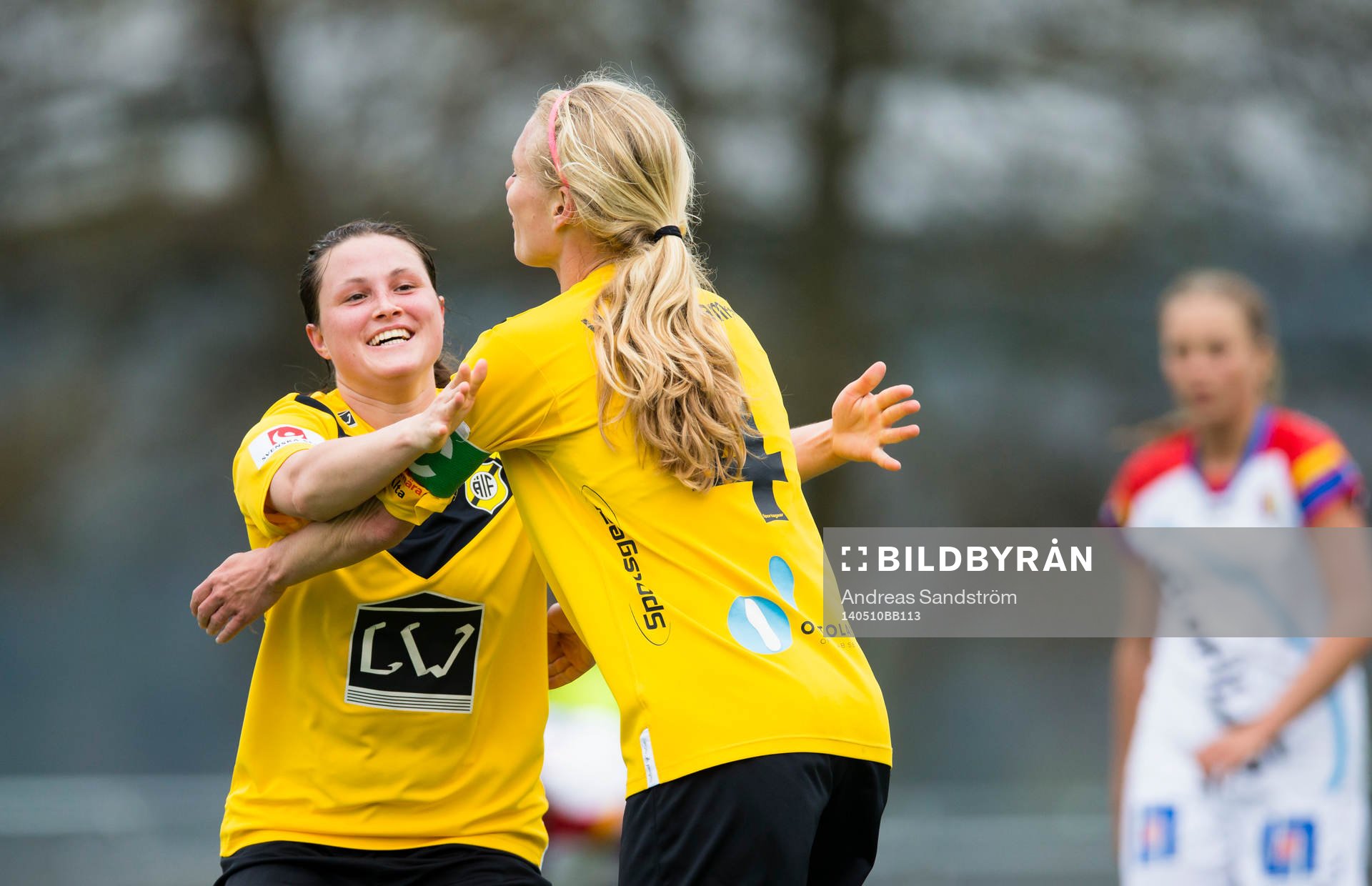 Ältas Elin Ekblom-Bak gör 1-0 och gratuleras av Anna Lechner under fotbollsmatchen i Elitettan mellan Älta och Hovås Billdal den 10 Maj 2014 i Stockholm.