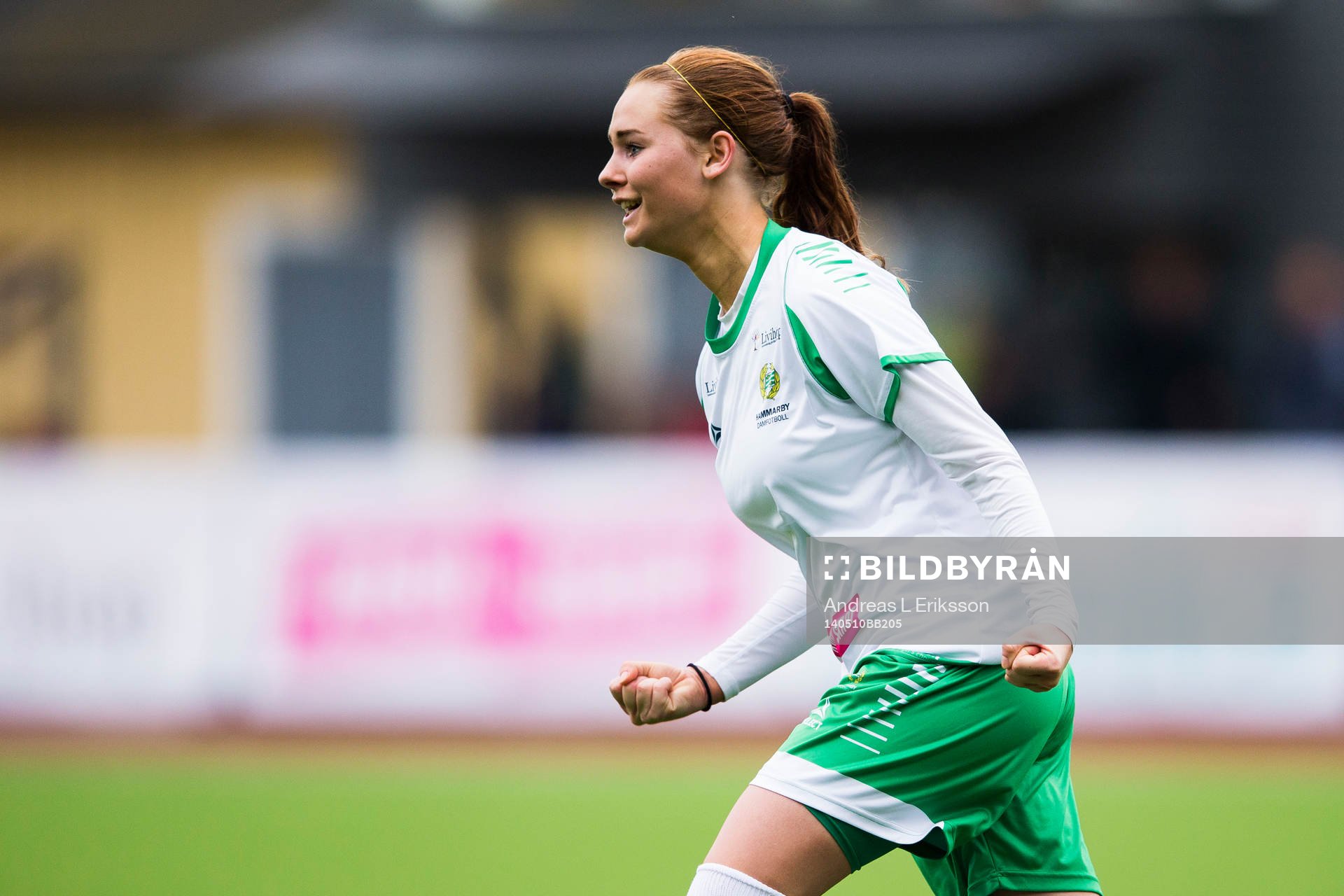 Hammarbys Emma Jansson jublar efter att ha kvitterat till 1-1 under fotbollsmatchen i Elitettan mellan Hammarby och Halmia den 10 maj 2014 i Stockholm.